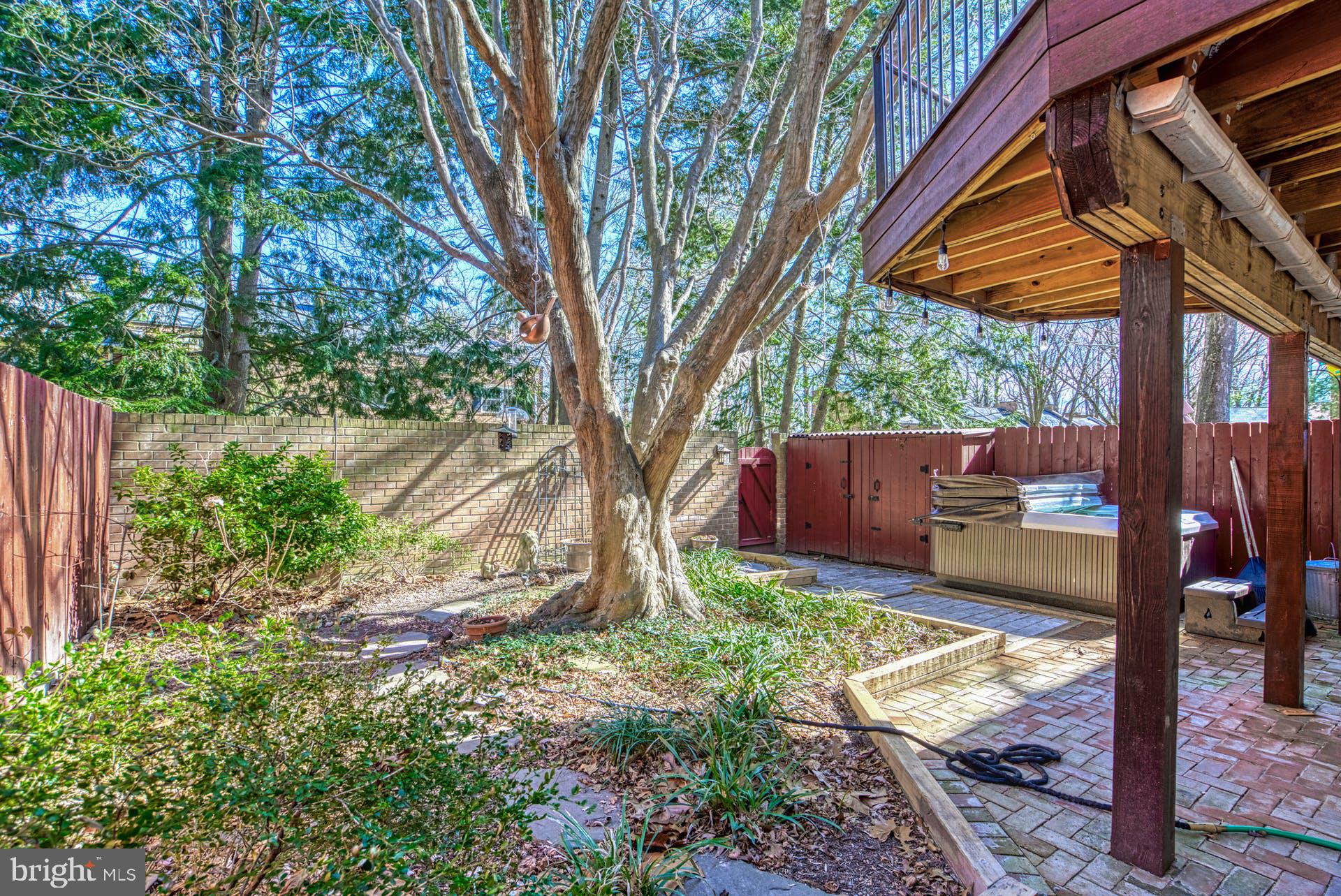 GOVERNORS SQUARE - Residential