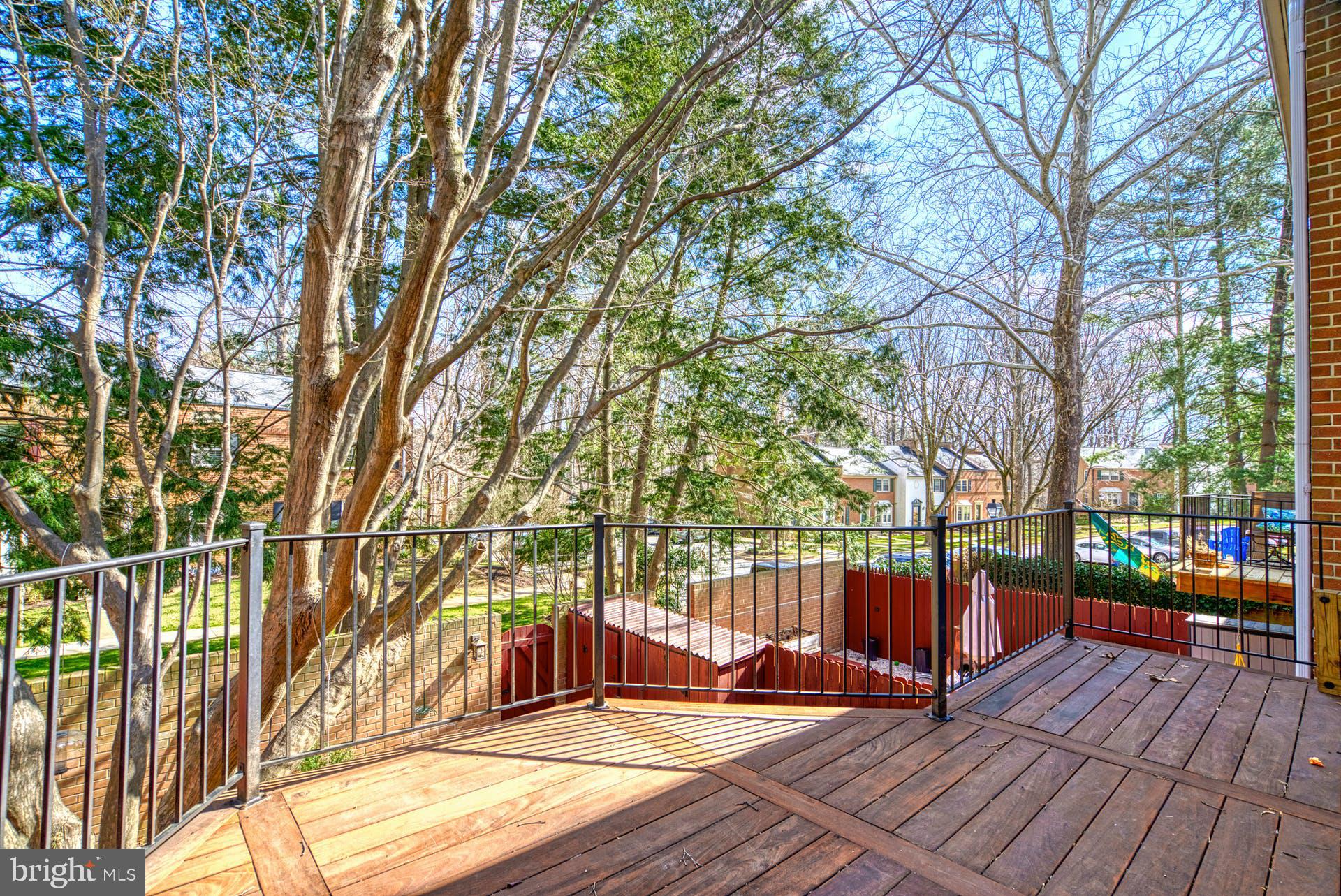 GOVERNORS SQUARE - Residential