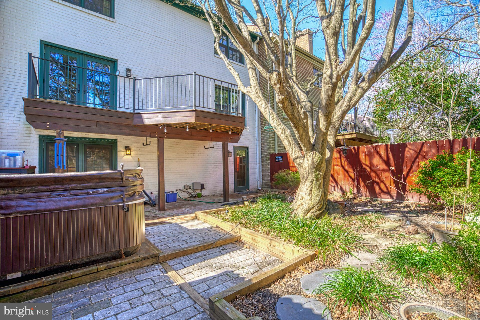 GOVERNORS SQUARE - Residential