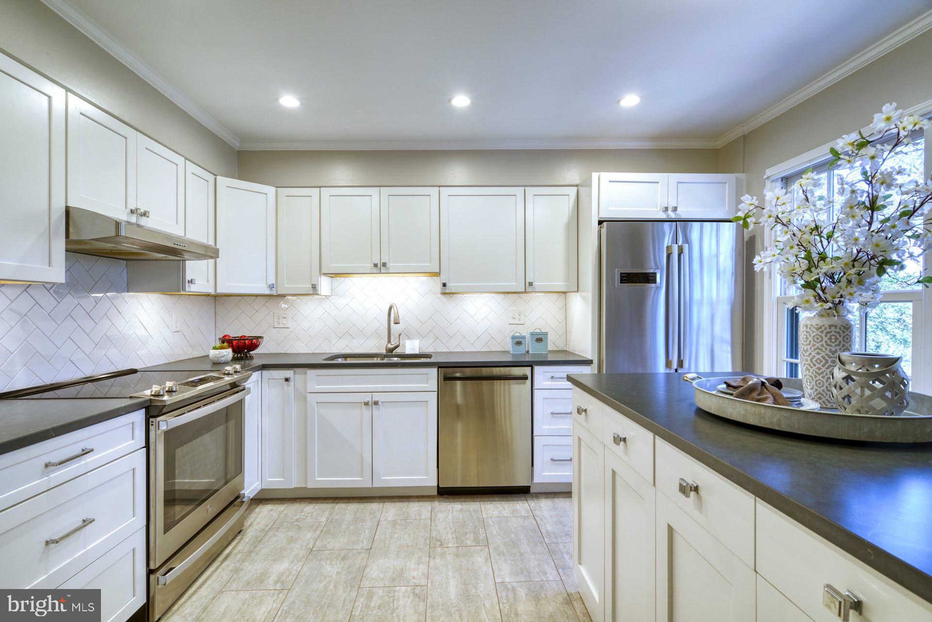 GOVERNORS SQUARE - Residential