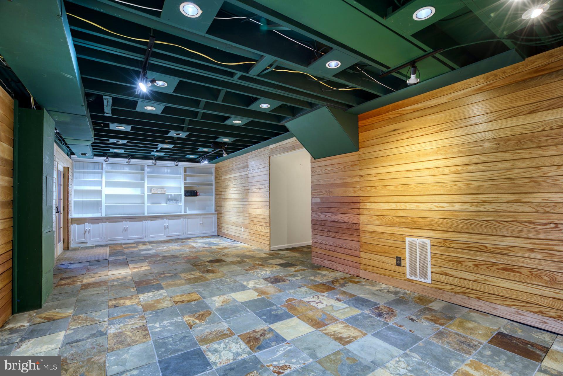 GOVERNORS SQUARE - Residential