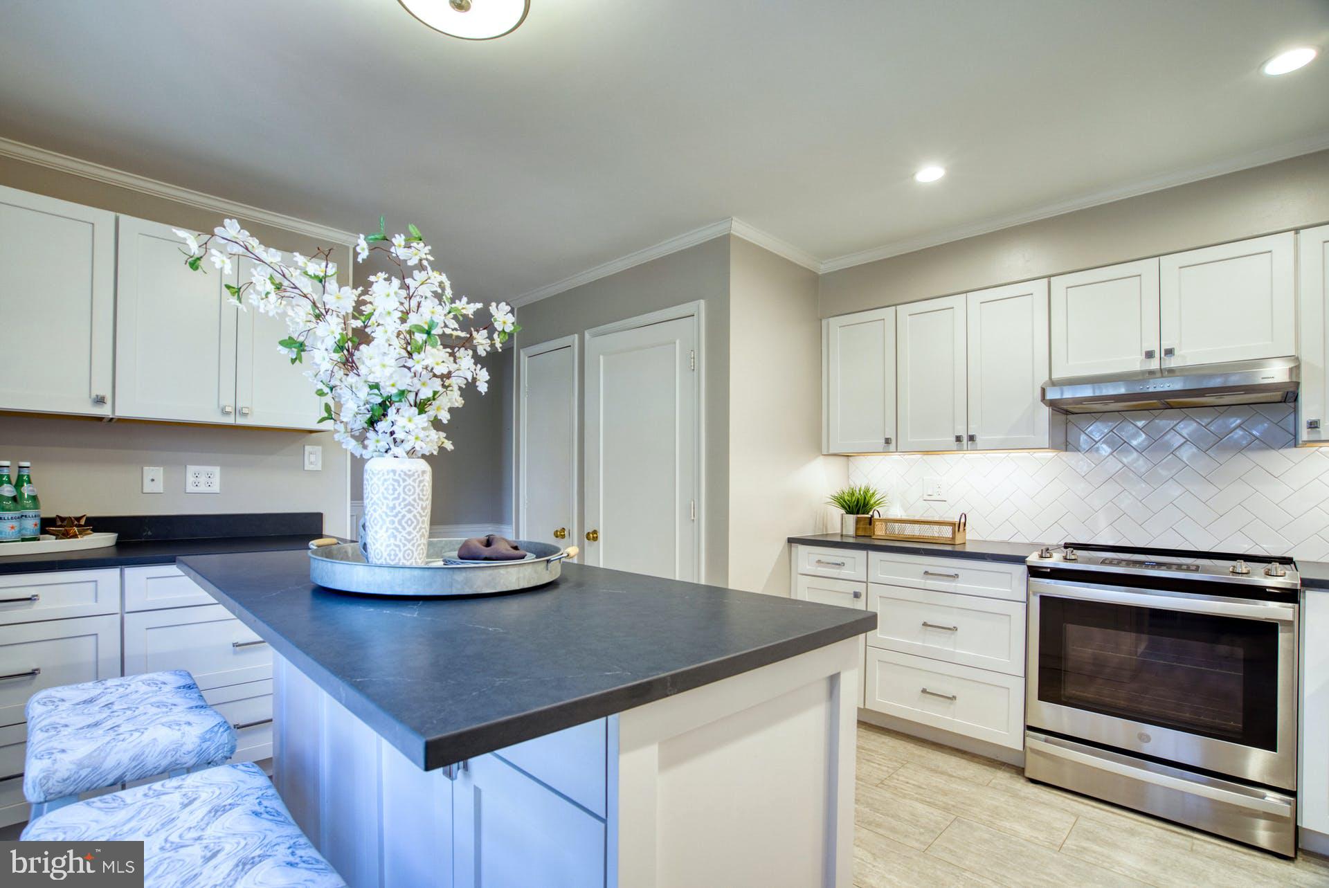 GOVERNORS SQUARE - Residential