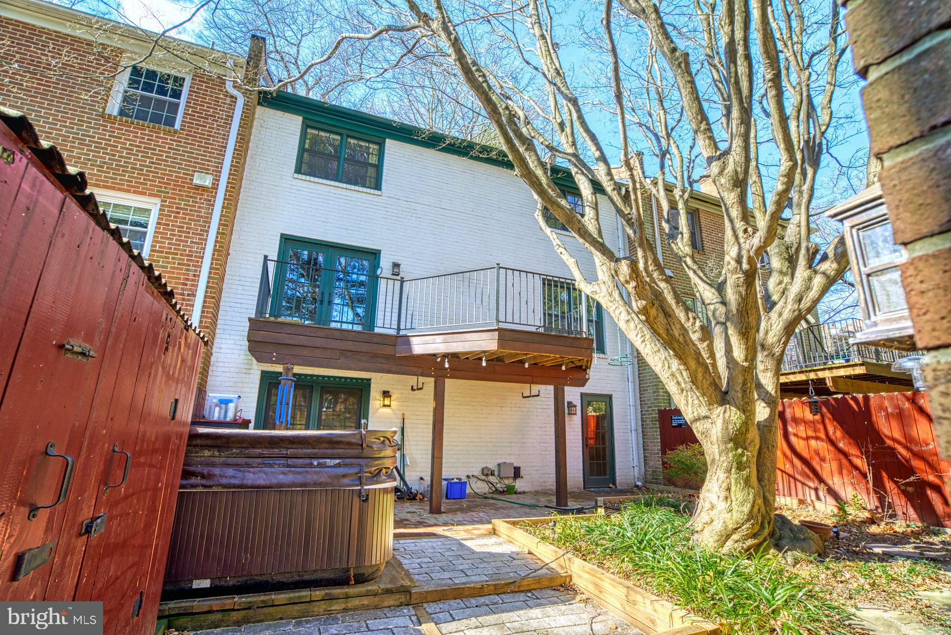 GOVERNORS SQUARE - Residential