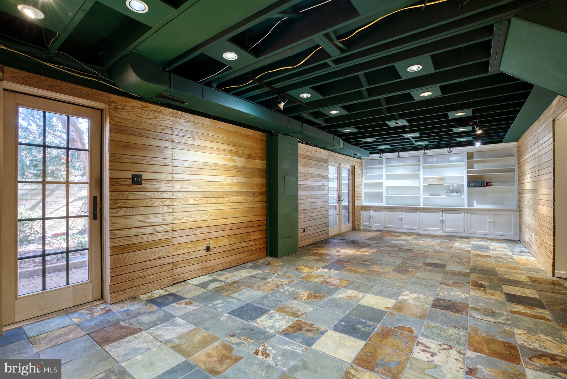 GOVERNORS SQUARE - Residential