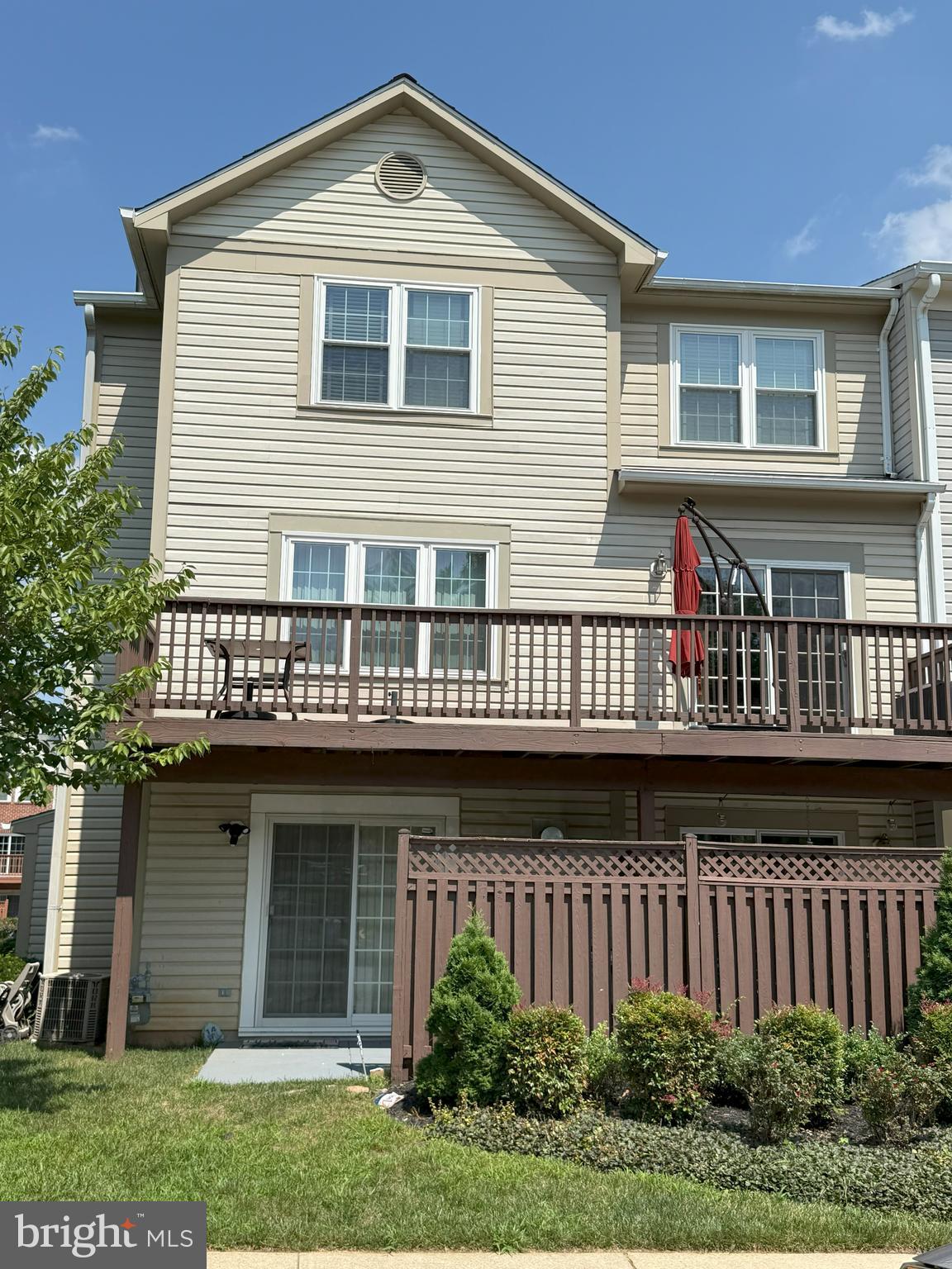 This well-maintained 3-bedroom, 2 full and 2 half bathroom townhome offers a spacious three-level layout designed for comfort and flexibility. The main level features an open living room, dining area, and a well-equipped kitchen with direct access to a large private balcony—perfect for relaxing or entertaining. Upstairs, enjoy three generously sized bedrooms and two full bathrooms. The ground floor includes a flexible space ideal for a recreation room, home office, gym, or second living area, along with a convenient half bath.
Filled with natural light and plenty of storage, this home is ideally located near shopping, schools, and major commuter routes.