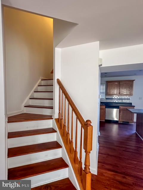 MARSHALL SQUARE - Residential Lease