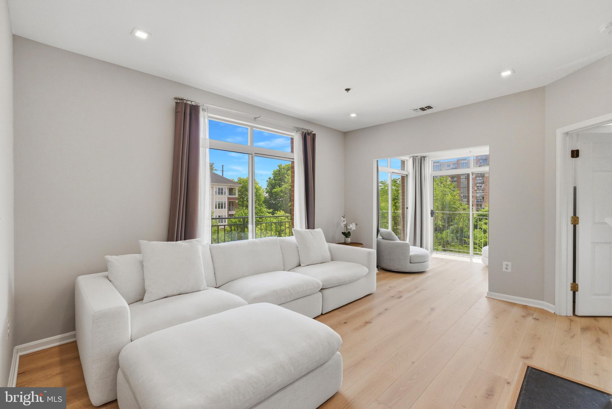 1860 STRATFORD PARK PLACE 305