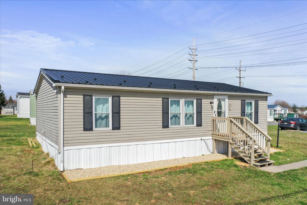 Photo of 287 Royal Crest Dr, MARTINSBURG, WV 25401 (MLS # WVBE2049012)