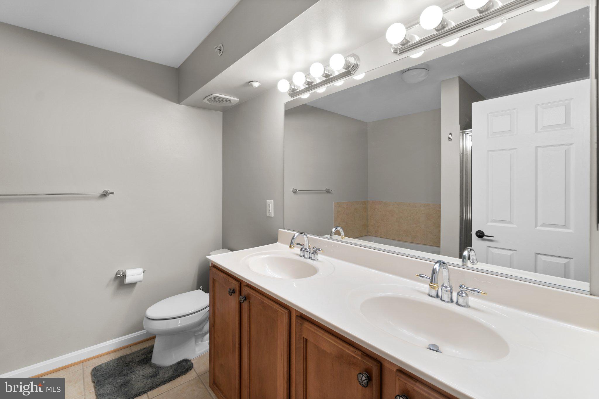 CHATSWORTH VILLAGE CONDO - Residential