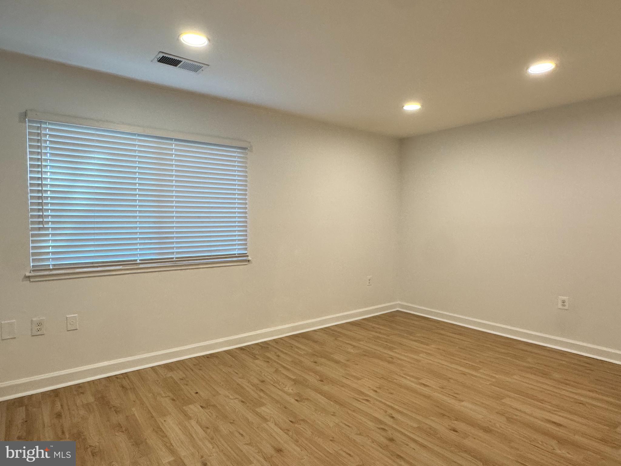 FARMINGDALE - Residential