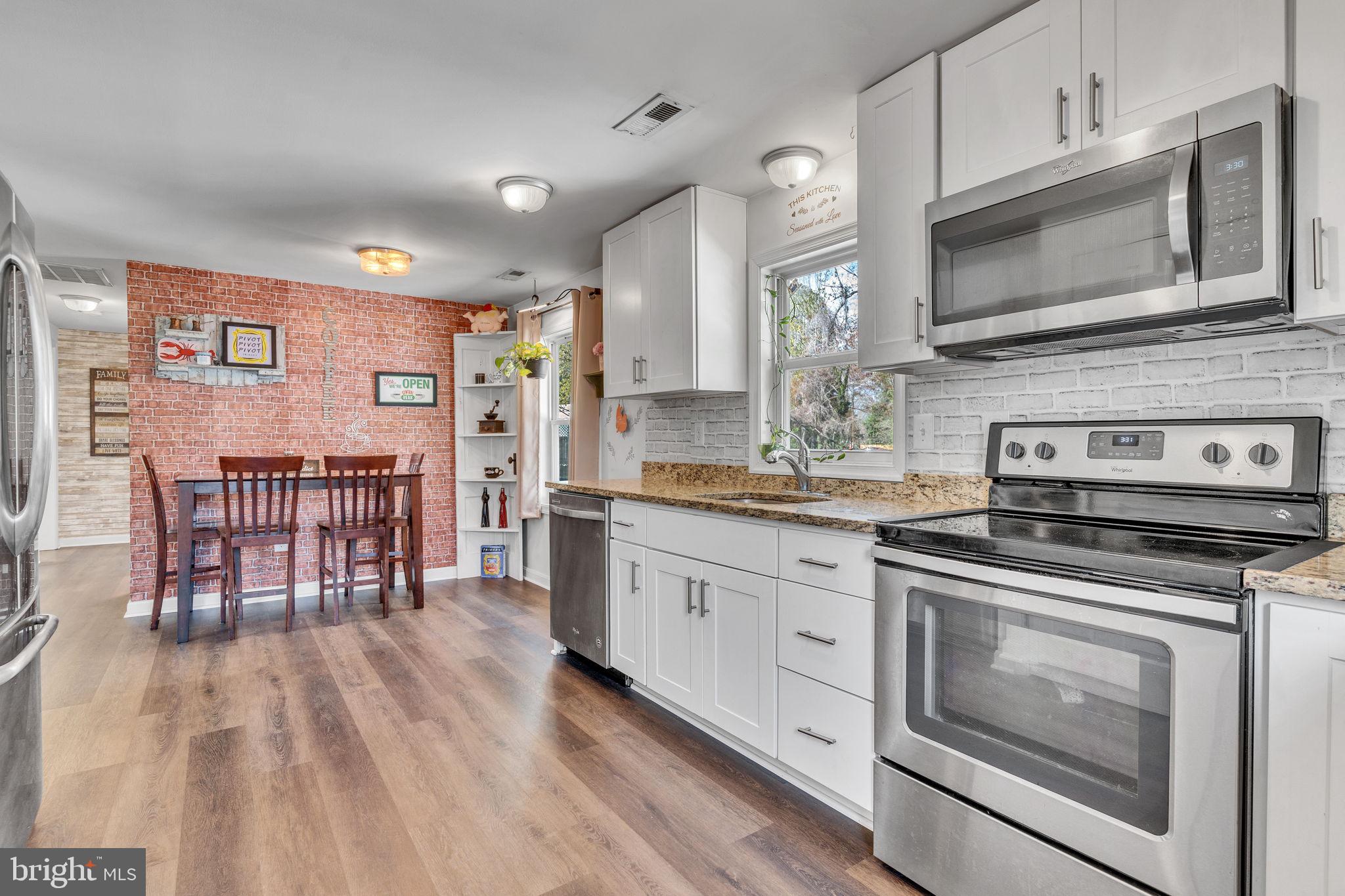 HOLLYWOOD SHORES - Residential