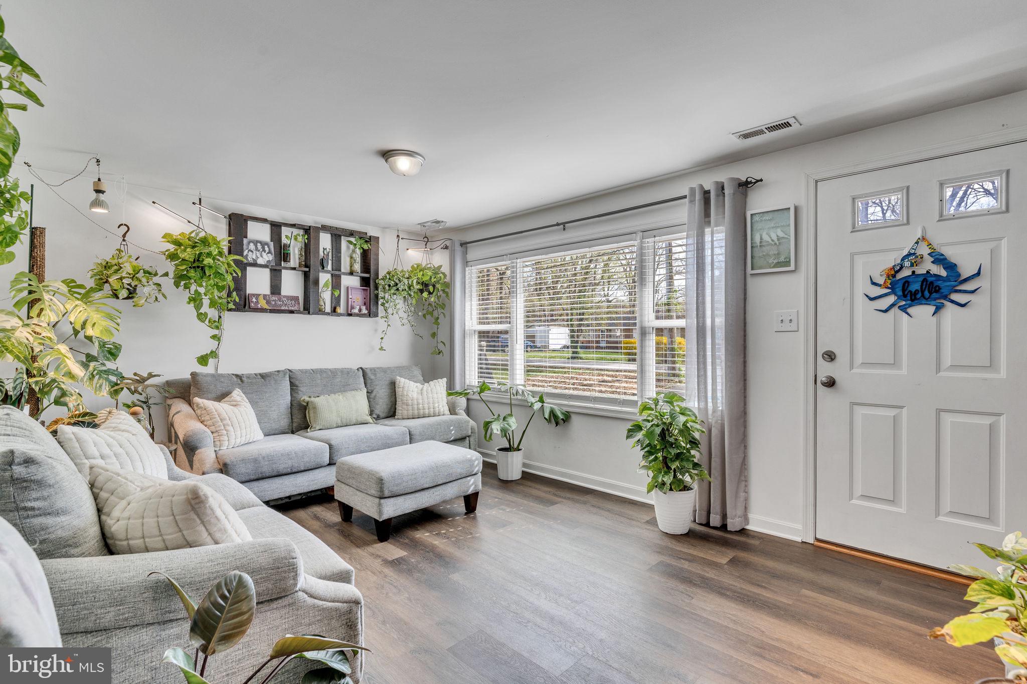 HOLLYWOOD SHORES - Residential