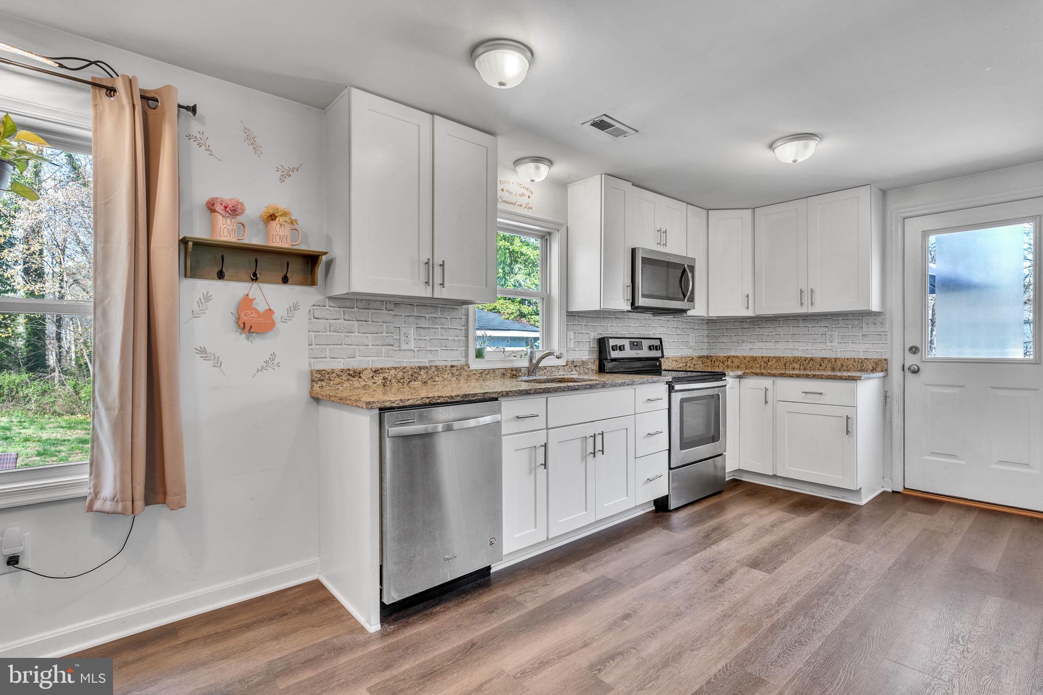 HOLLYWOOD SHORES - Residential