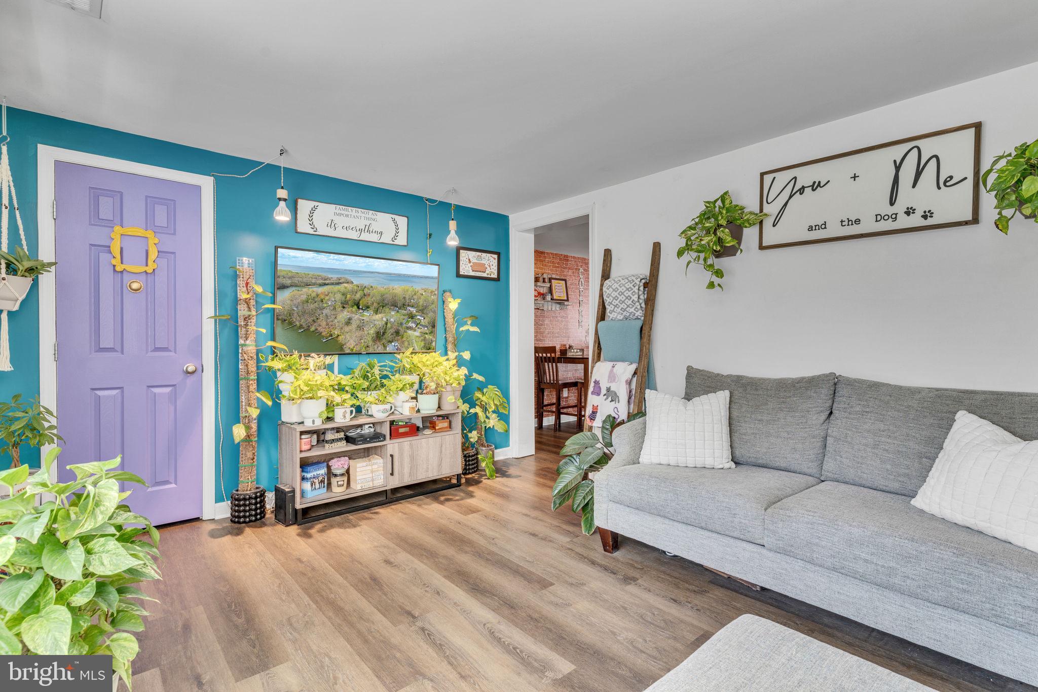 HOLLYWOOD SHORES - Residential