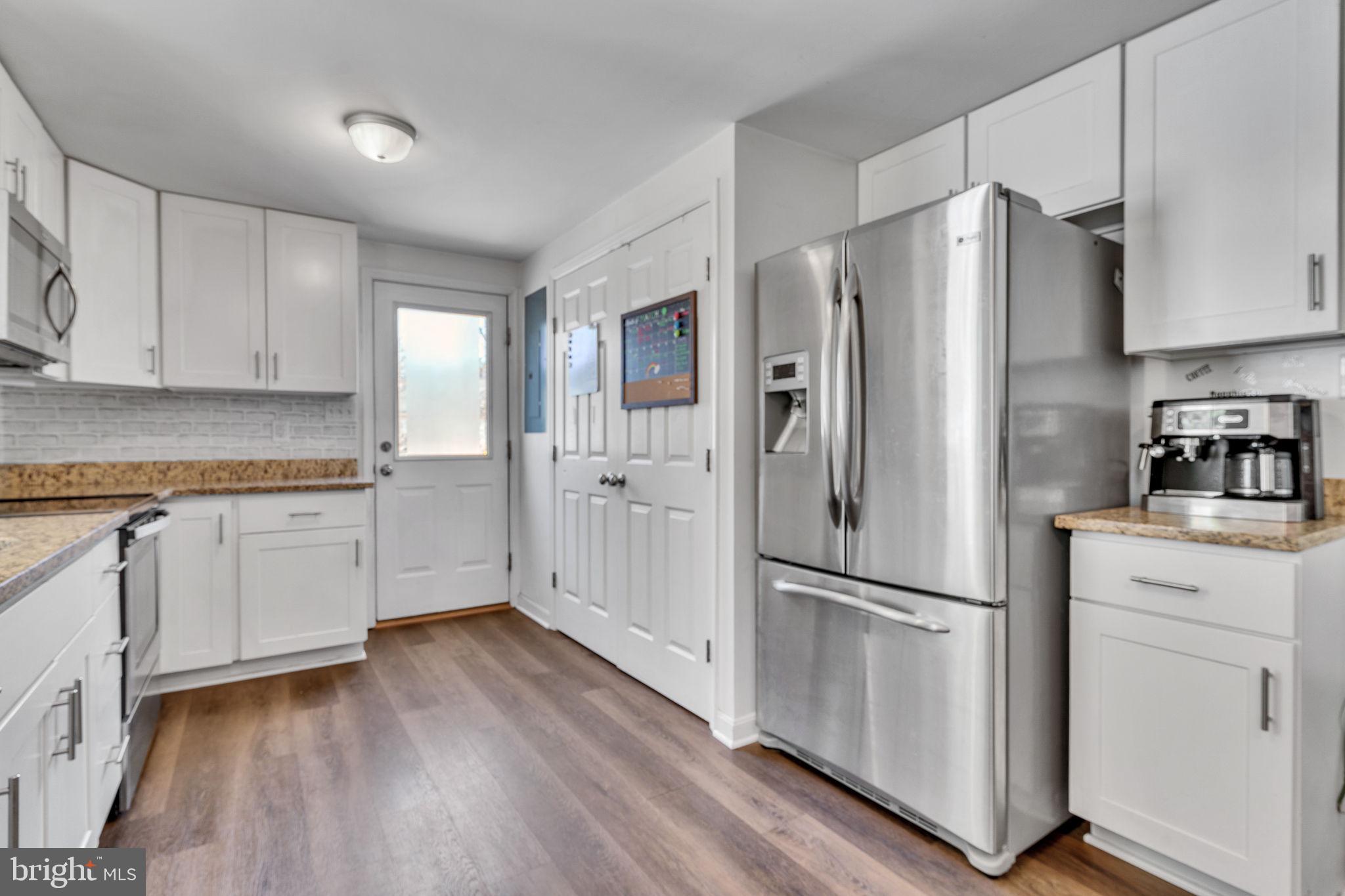 HOLLYWOOD SHORES - Residential