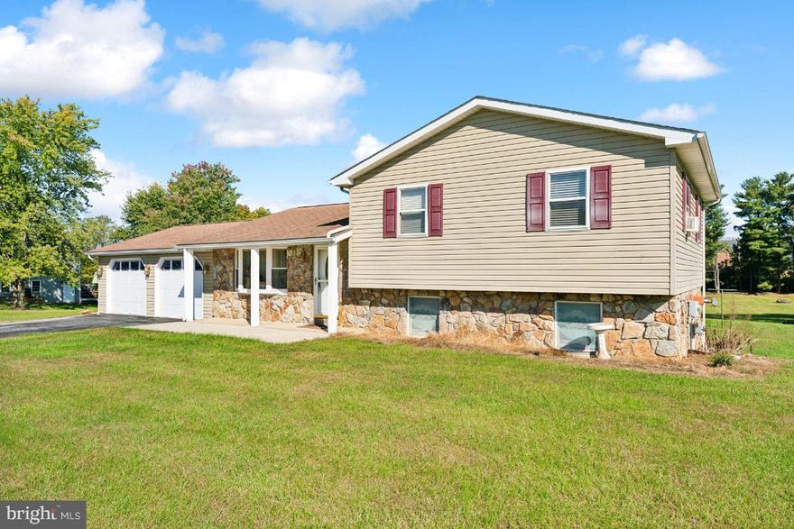 Adorable 3 bedroom 2/1 bath 3 Level Split  with attached 2 car garage(24X23) located on .92 acres lot with 
 and a detached pole barn (31X23)  Hardwood floors in living room, steps leading upstairs and hallways and all bedrooms. Eat in Kitchen with ceramic  tile  Ceiling fans, chair rail, crawlspace   Finished walkout basement leads to patio/backyard .Just minutes from Downtown Hagerstown (outlets, shopping, restaurant's and more) about 20-25 minutes to Harper Ferry ...  Central AC is not working