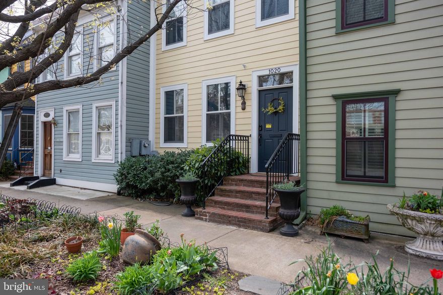 Amazing 4BD/3.5BA townhouse in Alexandria. Beautiful kitchen stainless steel appliances, lots of storage space. Hardwood flooring, spacious bedrooms. Master bedroom featuring a barn style door, in suite with double sink and beautiful shower. Fireplace. Close proximity to metro, shops, parks and old town Alexandria.Pets - Dogs only case by case.