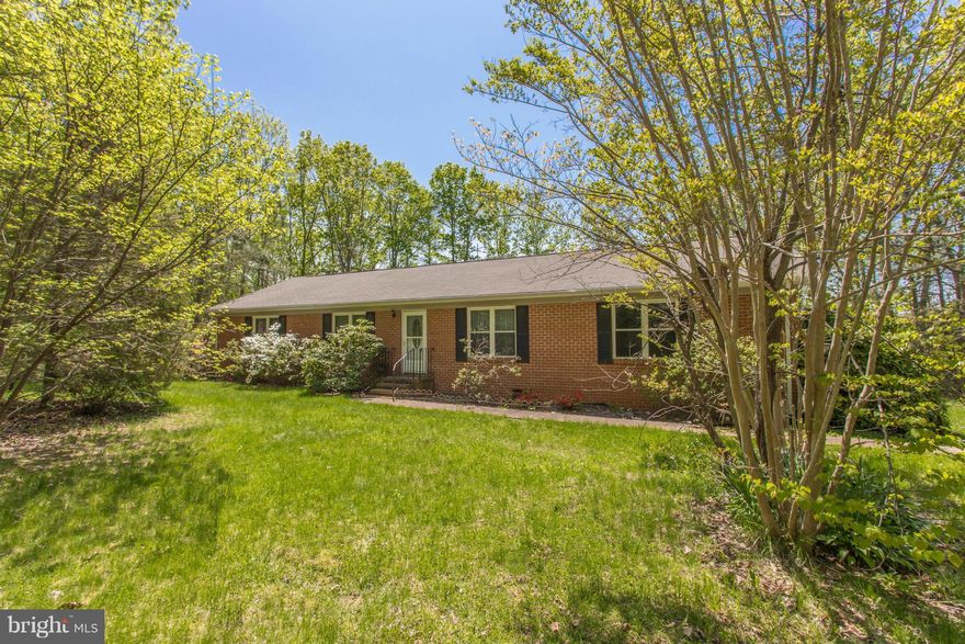 Charming one level living on peaceful cul de sac in beautiful, serene Mountain View. Sit out on your over sized screened in porch and enjoy the view or spend your time in the 32x24 over sized garage and work area equipped with 50 amps, perfect for any hobby enthusiast. Home boast great floor plan and generous room size, each with their own walk in closet. All this on 3 acres!