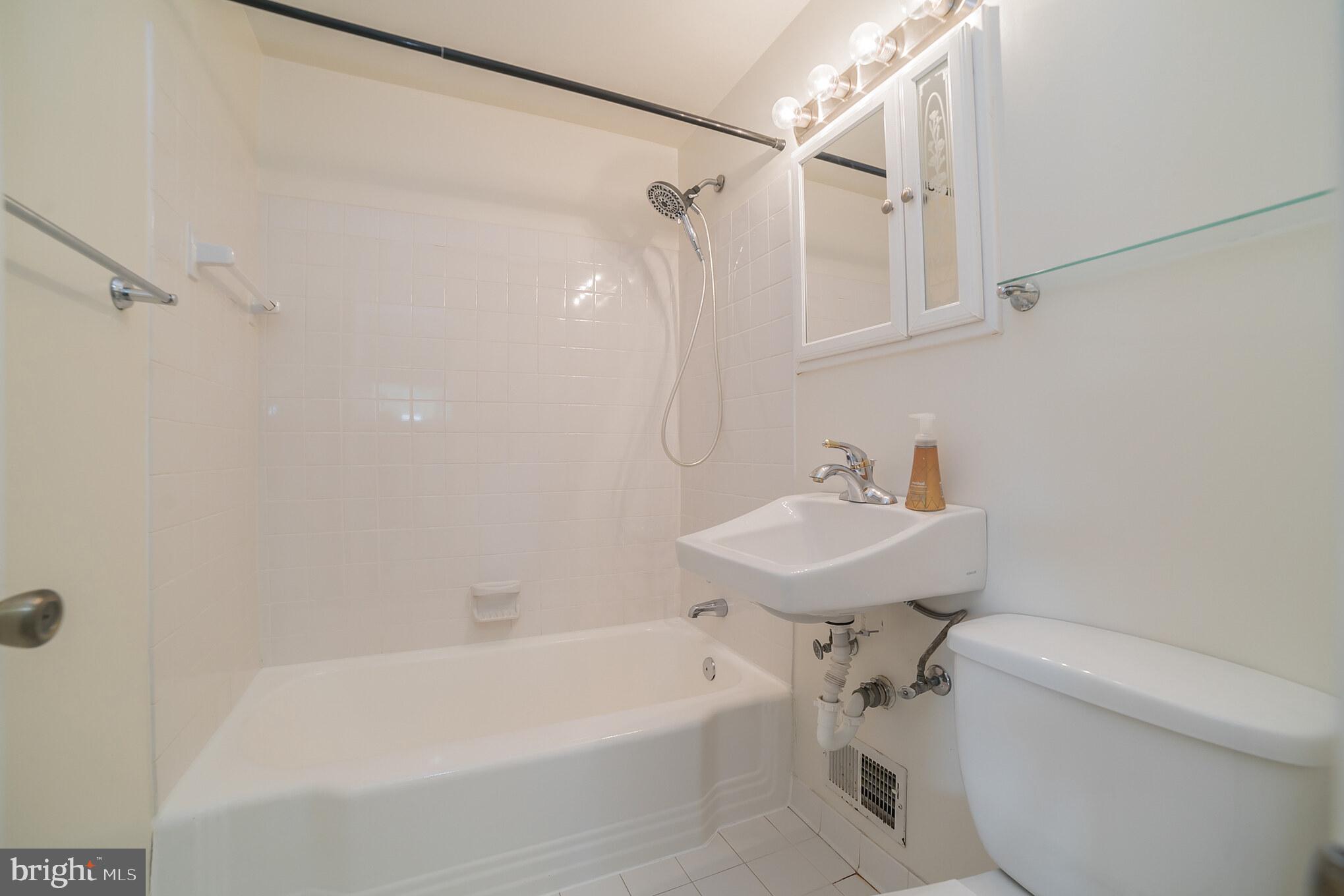 CHESTNUT HILLS - Residential Lease