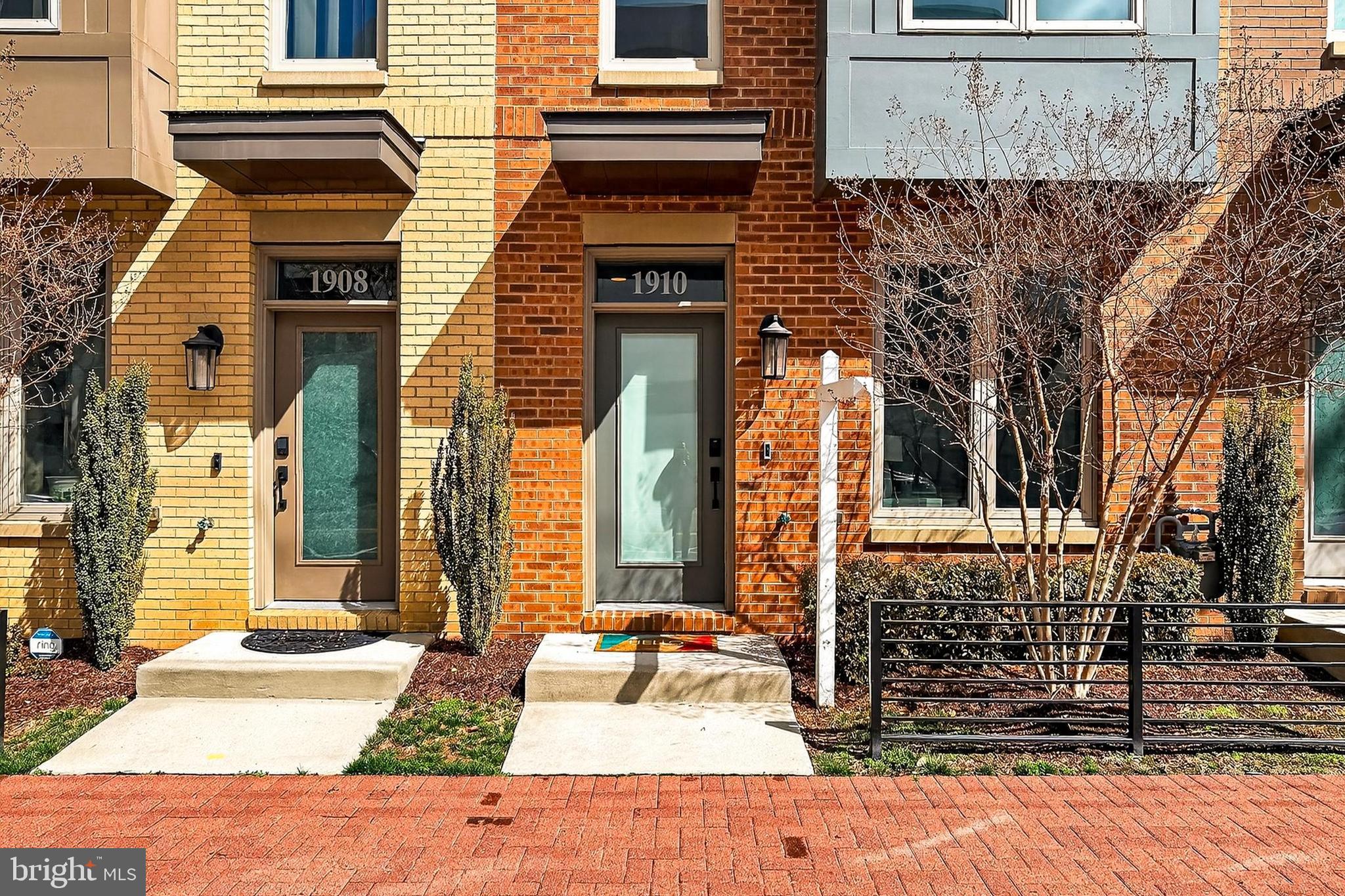 CHAPMAN ROW AT TWINBROOK METRO - Residential