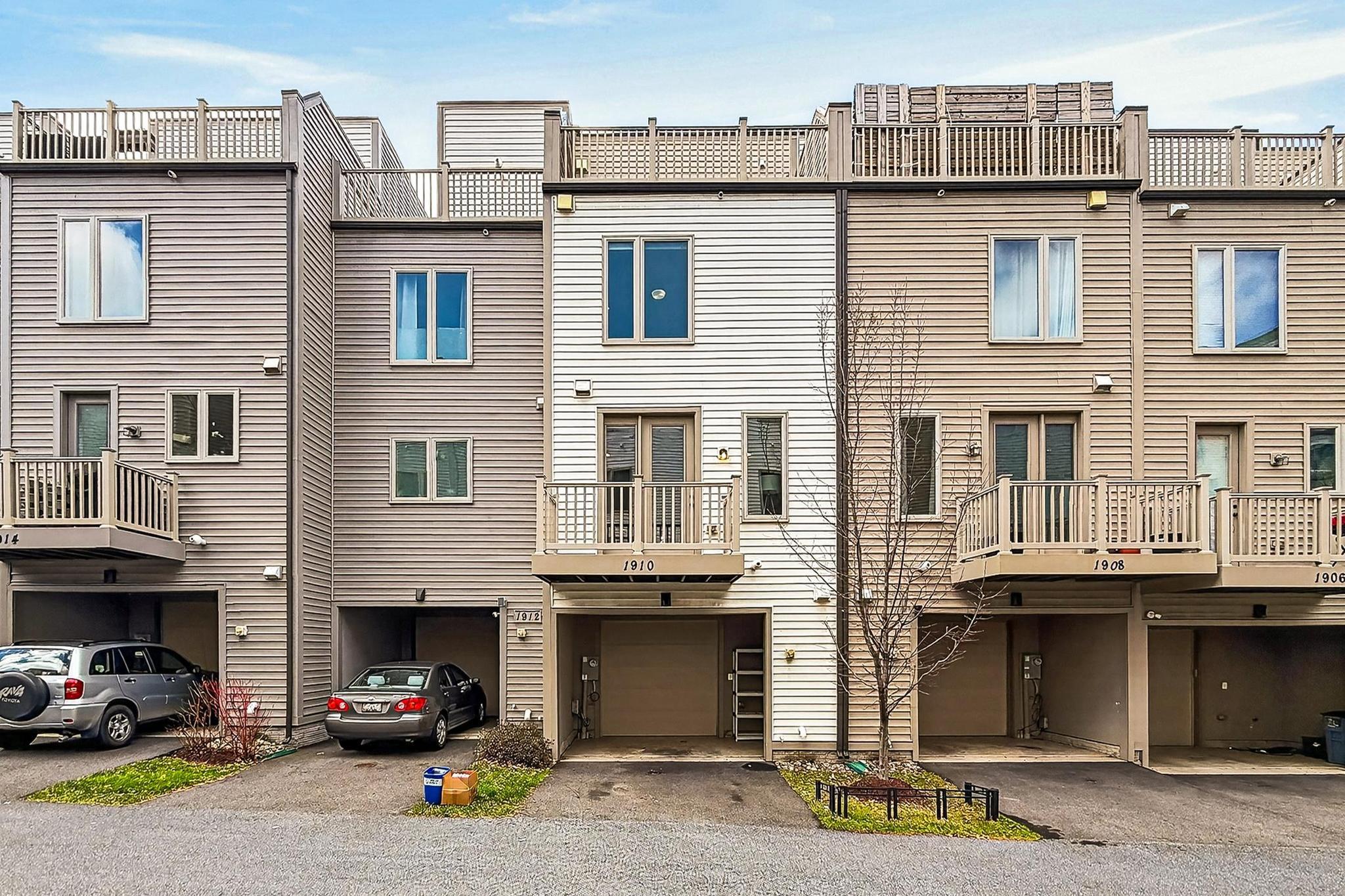 CHAPMAN ROW AT TWINBROOK METRO - Residential