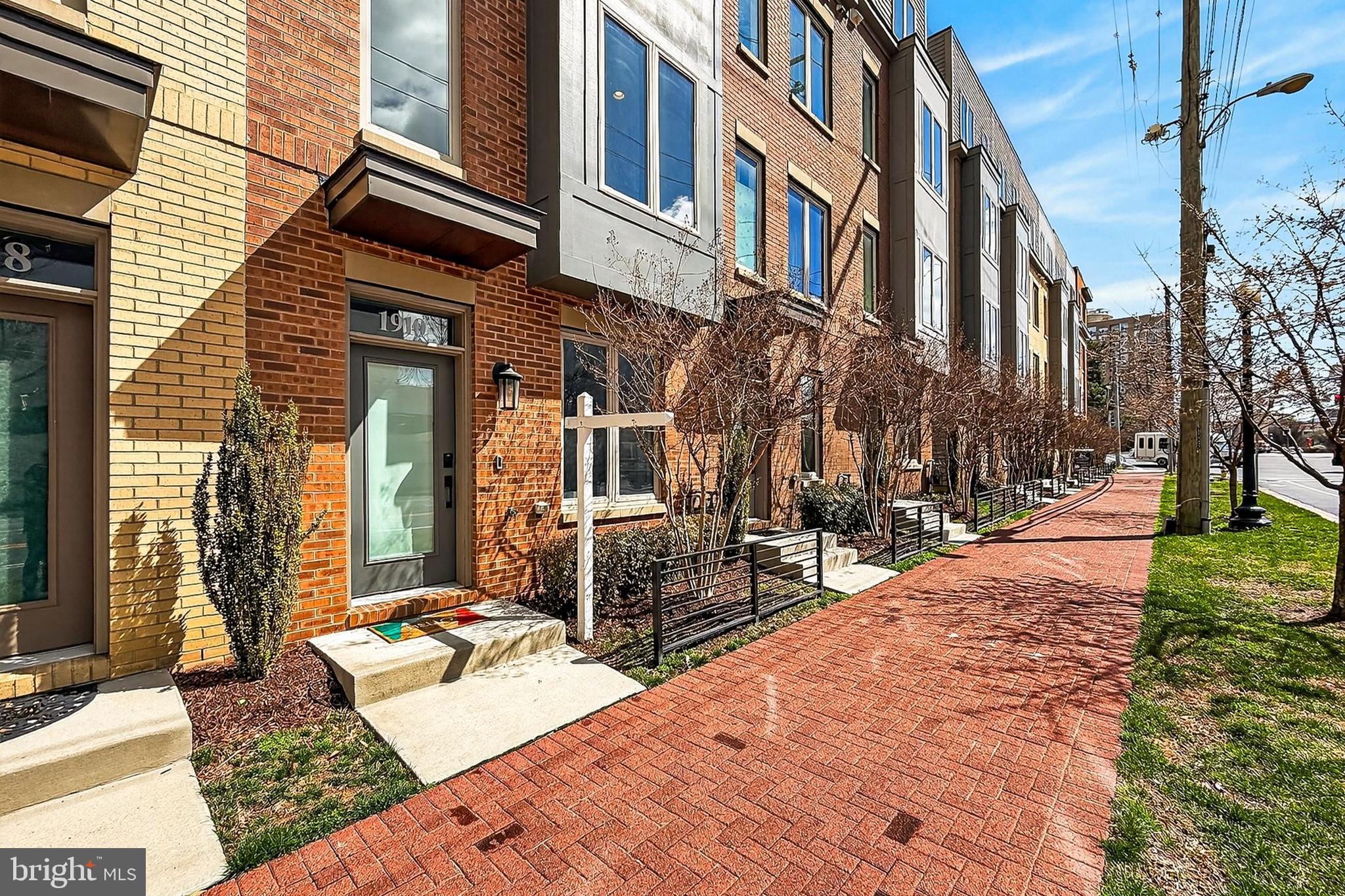 CHAPMAN ROW AT TWINBROOK METRO - Residential