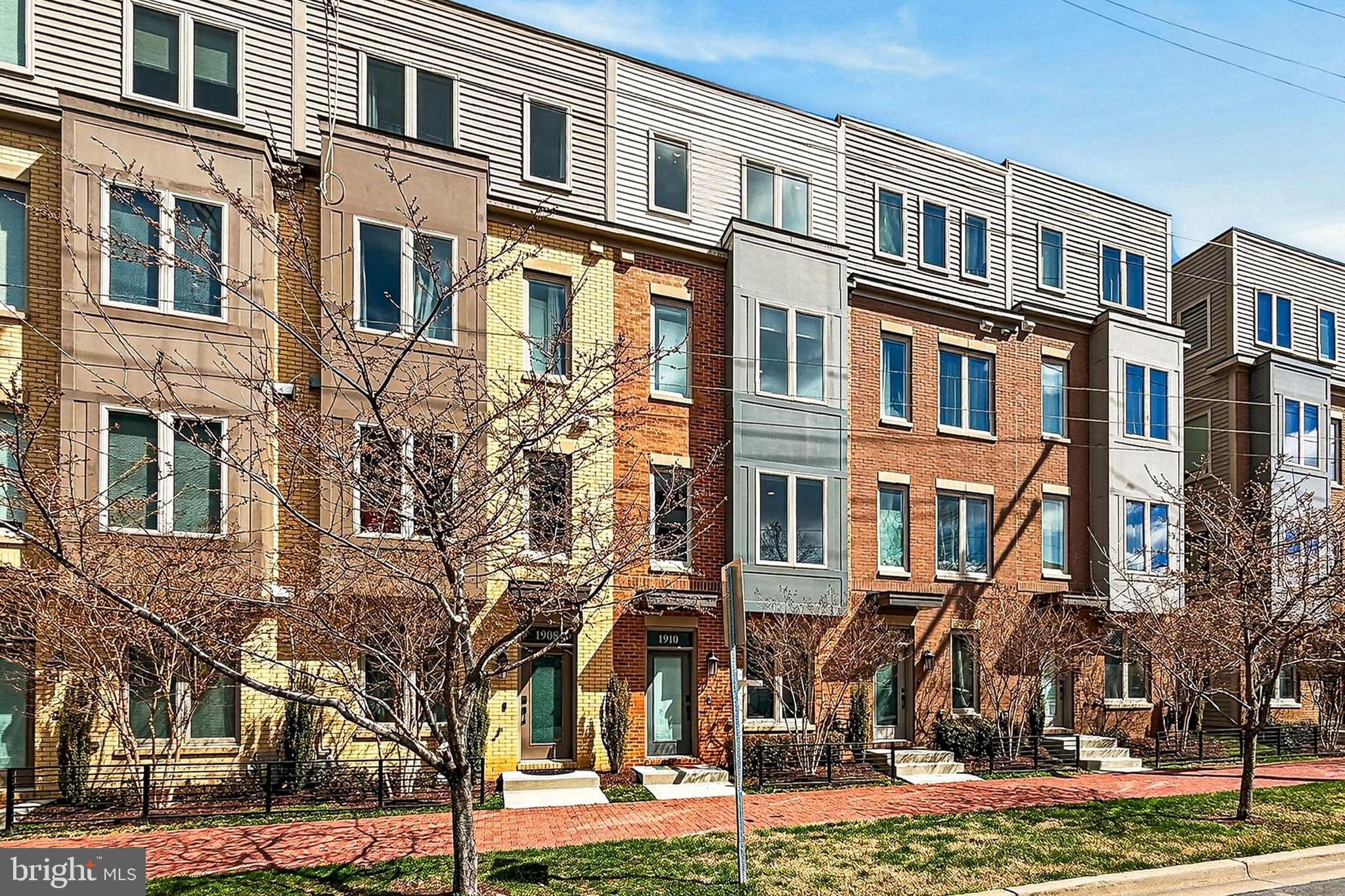 CHAPMAN ROW AT TWINBROOK METRO - Residential