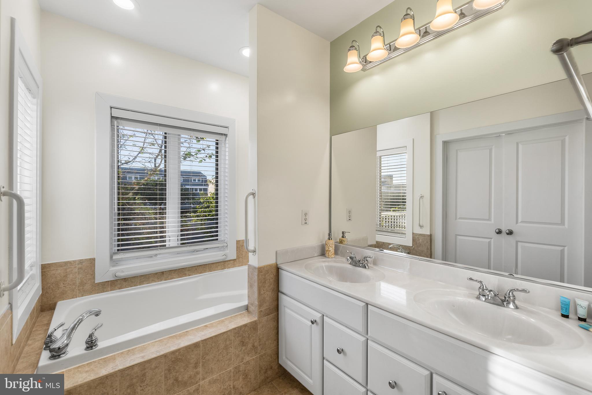 11 54th St # 203, Ocean City, MD, 21842, USA, 5 Bedrooms Bedrooms, ,5 BathroomsBathrooms,Condo,Active,11 54th St # 203,MDWO2039184