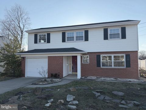 Homes For Sale - 10 Constance Drive<br/> HAMILTON, NJ 08620