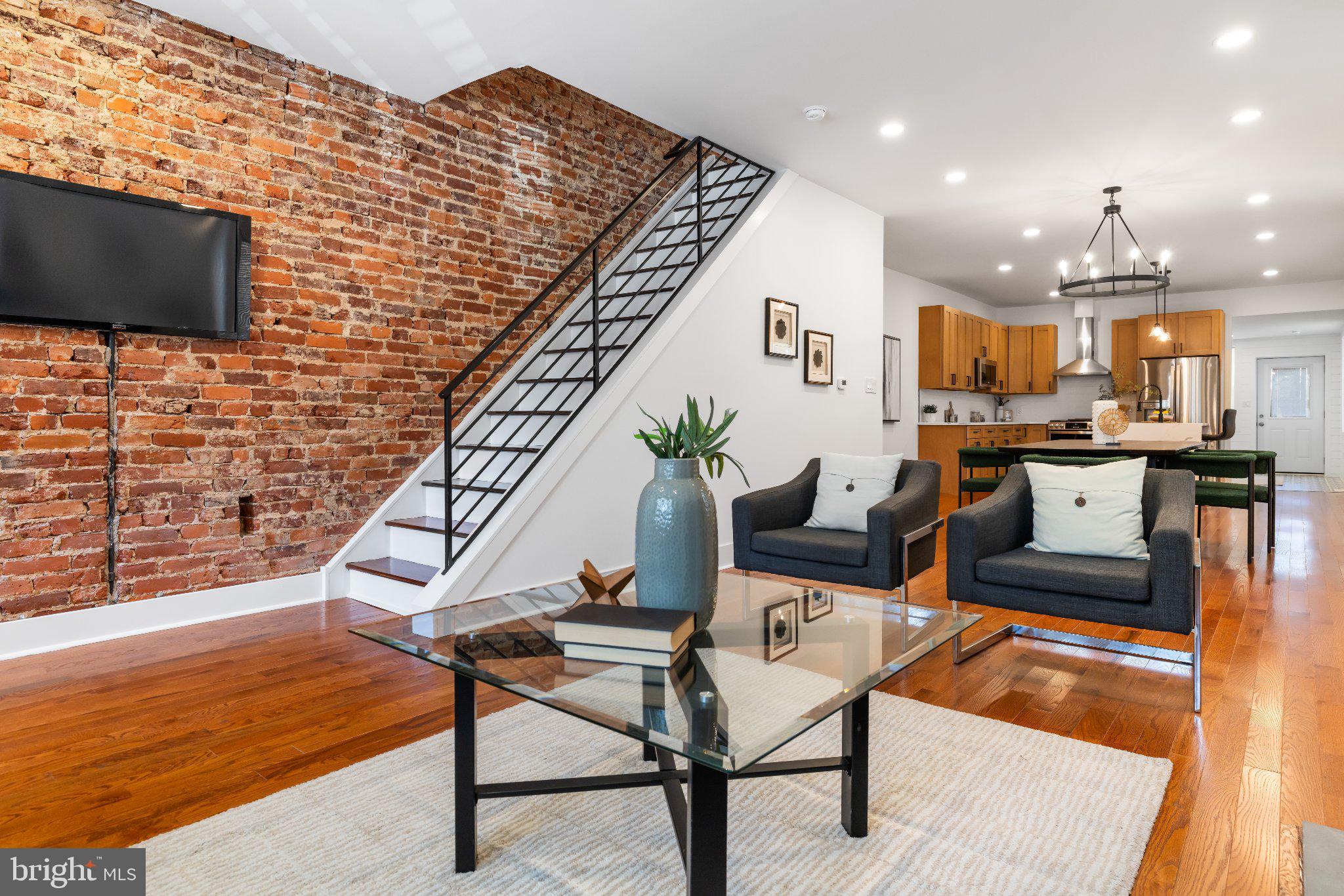 334 ROXBOROUGH AVENUE