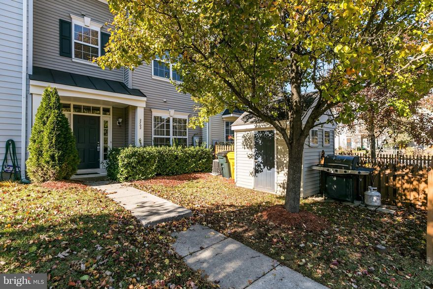 SPACIOUS 3-LEVEL TH IN PINEY ORCHARD! FRESH PAINT! NEW CARPET! 9" CEILINGS! HDWD FLRS! KT W/42-IN CABS, WHITE APPLS, GAS COOKING! 1/2 BATH ON MAIN LEVEL! TWO ADD'L BDRMS - ONE WITH WALK-IN CLOSET, FULL BATH, & W/D ON 2ND LEVEL! HUGE MSTR SUITE W/OVERSIZED WALK-IN CLOSET ON 3RD LEVEL! MSTR BATH W/SEP SHOWER, JETTED TUB & DOUBLE VANITY! PRICE TO SELL! CLEAN & NEAT!