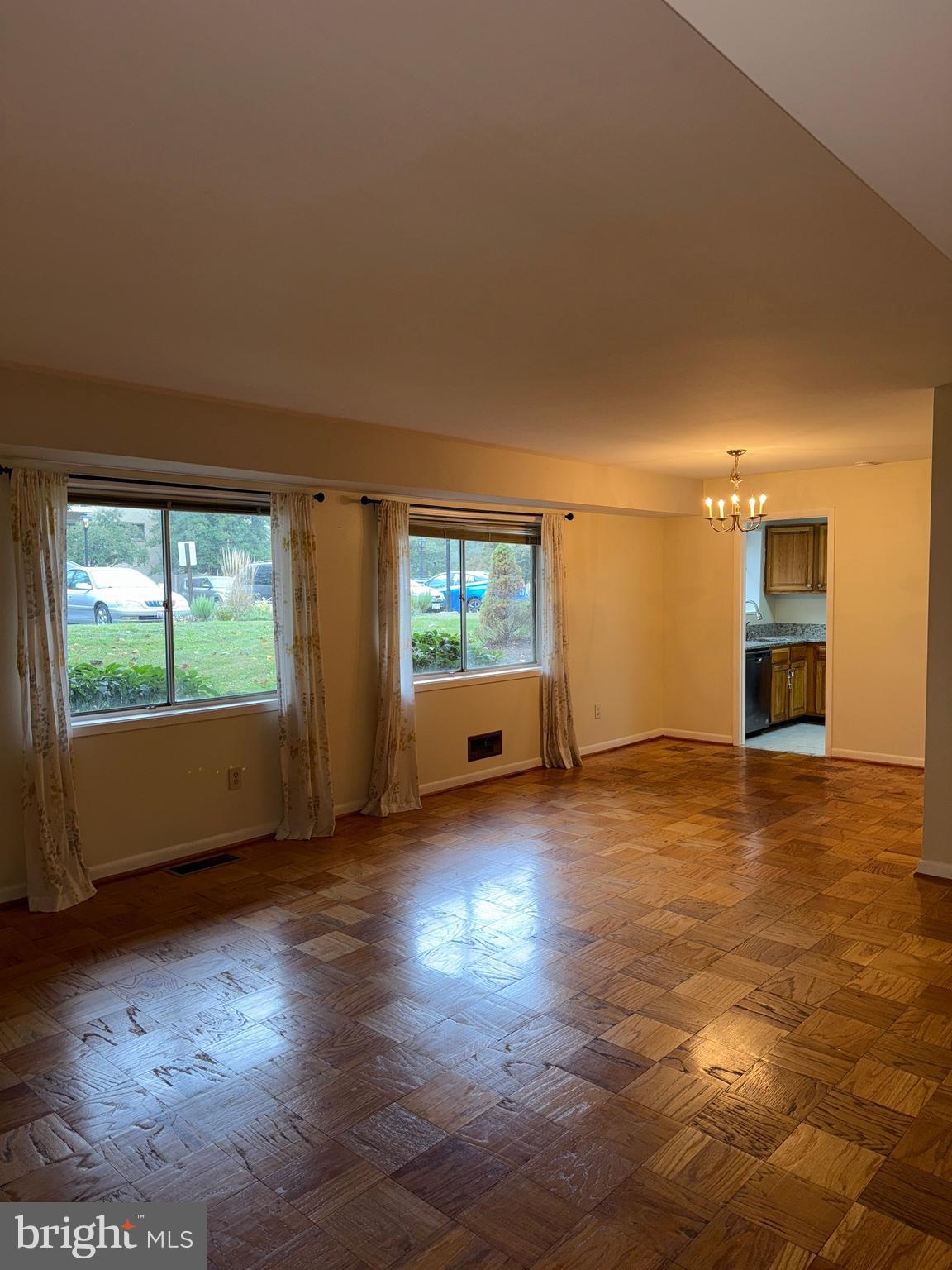 10613 MONTROSE AVENUE