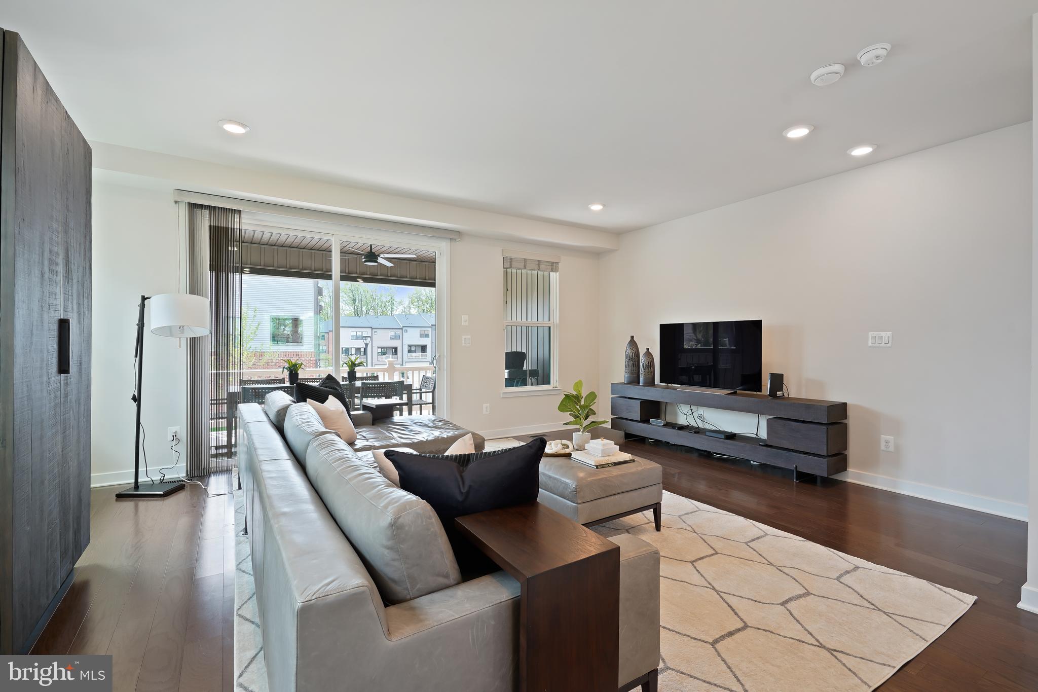 METRO ROW - Residential