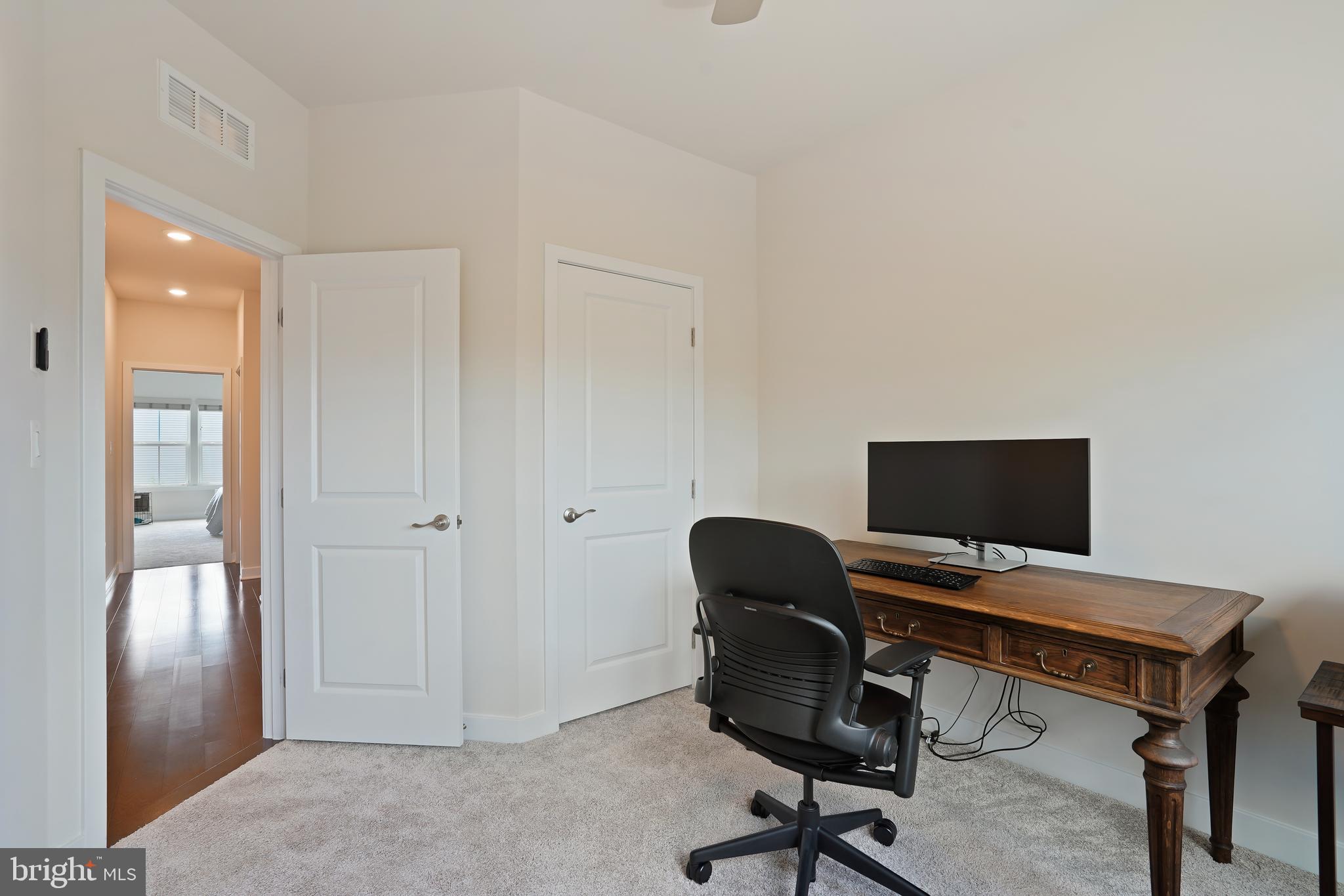 METRO ROW - Residential