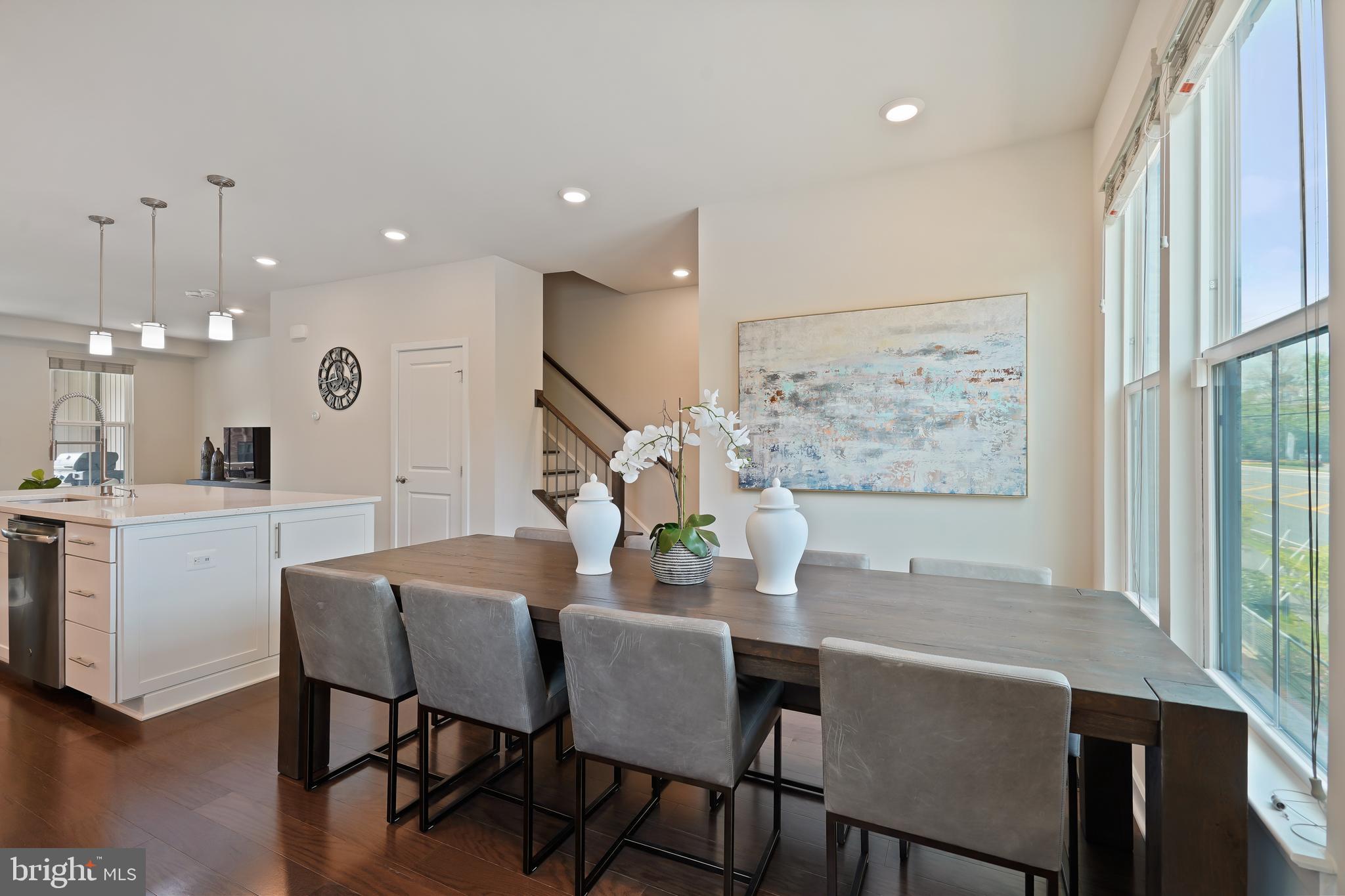 METRO ROW - Residential