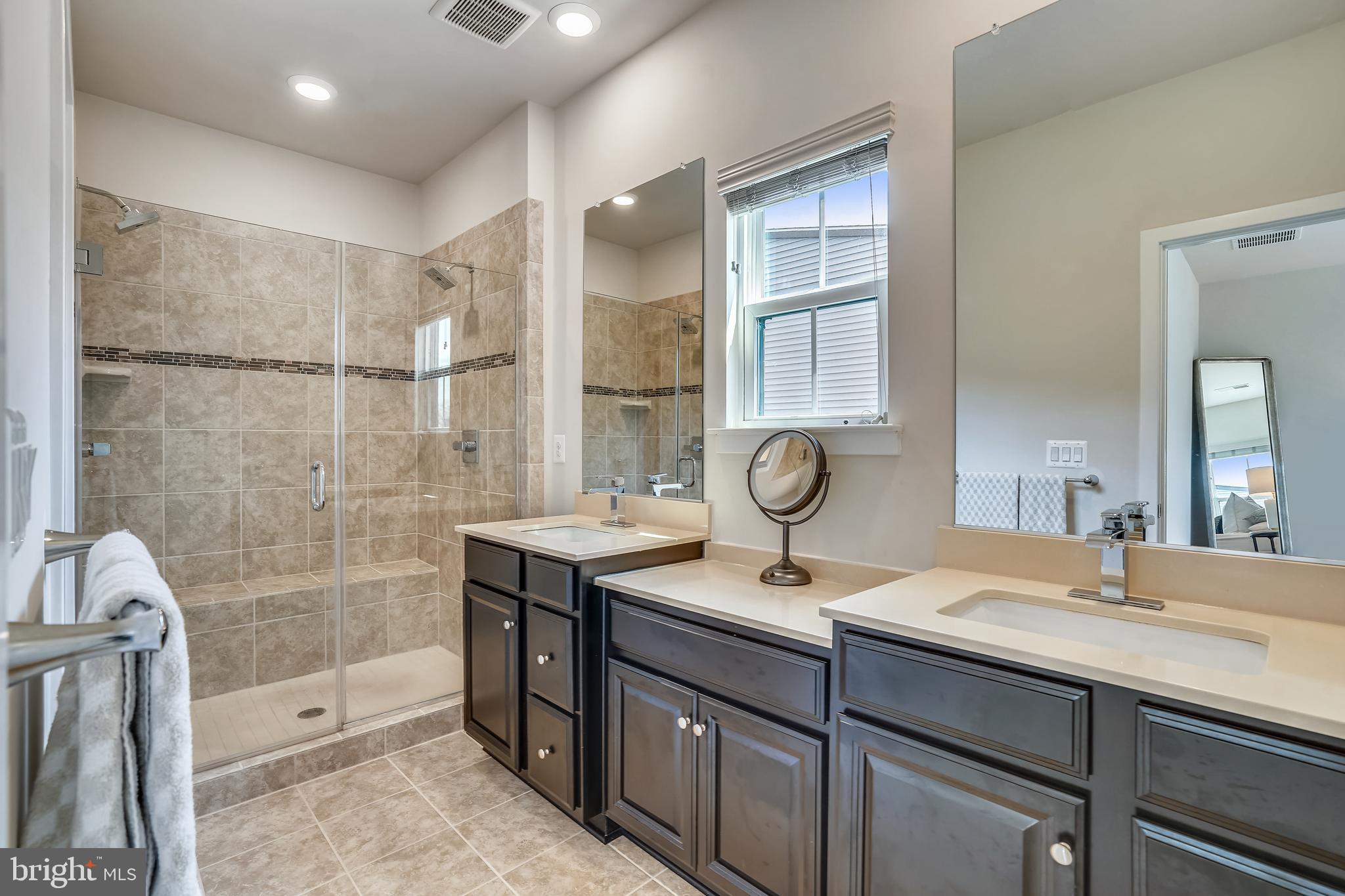 METRO ROW - Residential