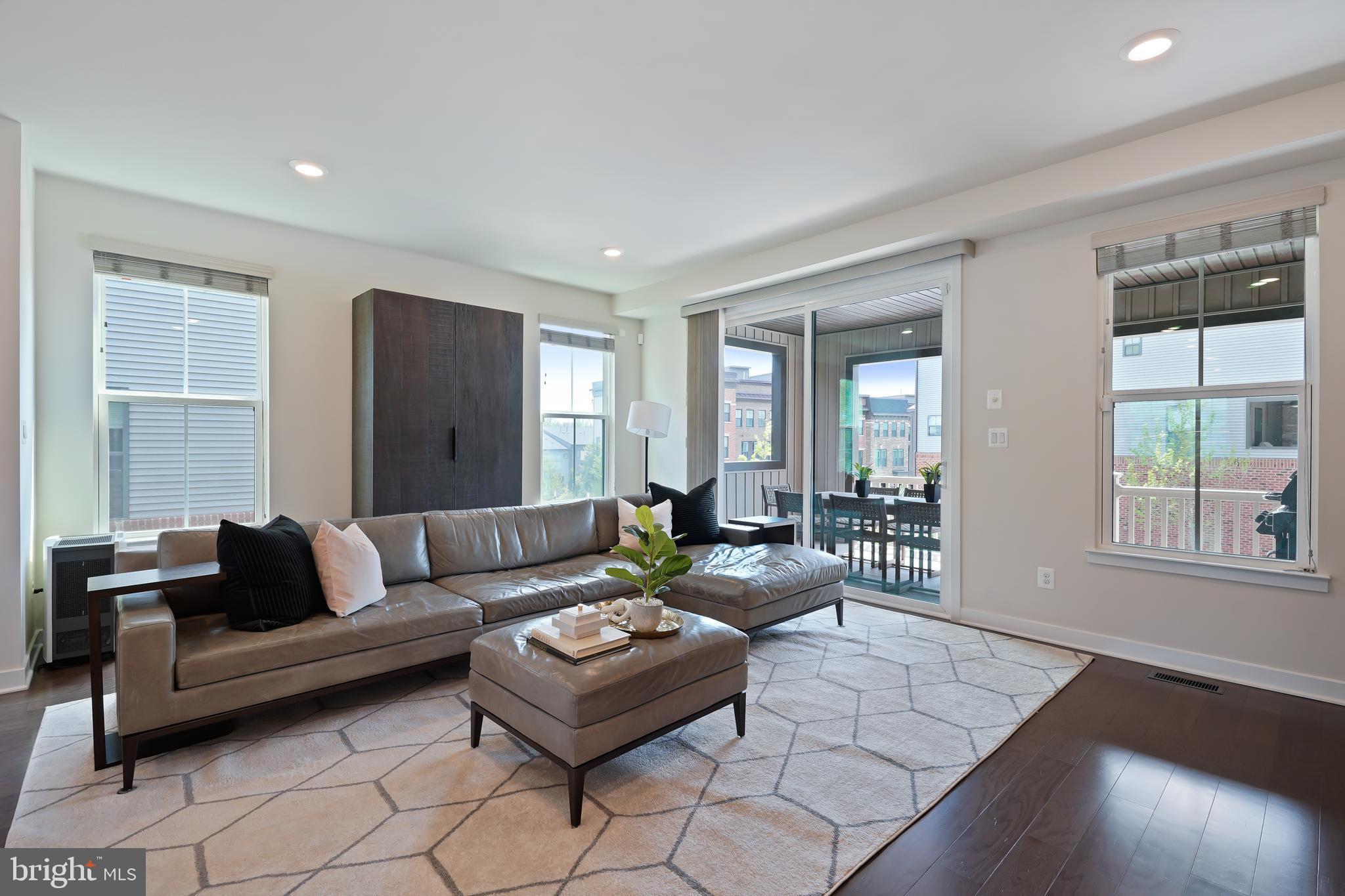 METRO ROW - Residential