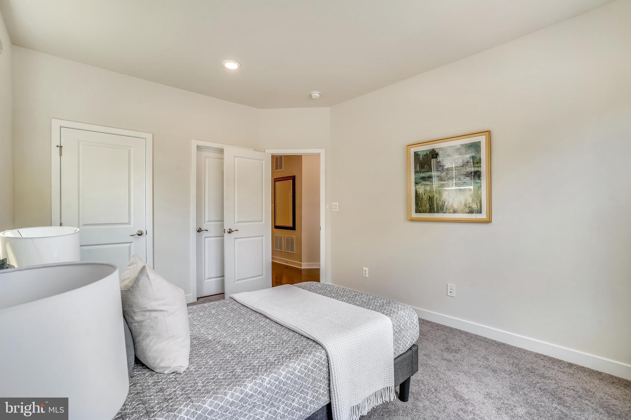 METRO ROW - Residential