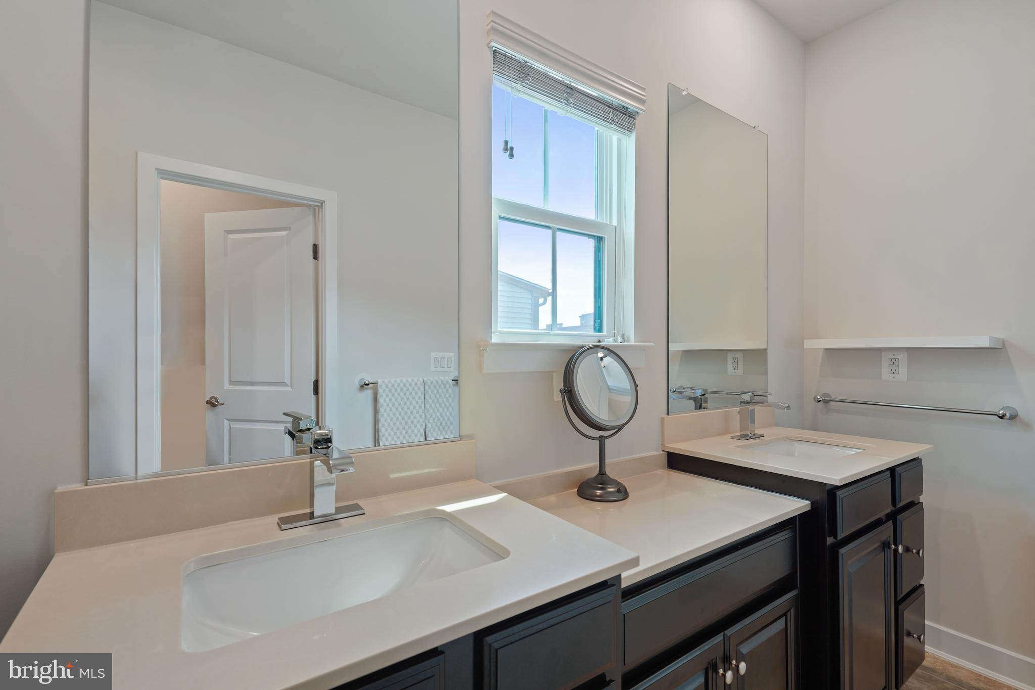 METRO ROW - Residential