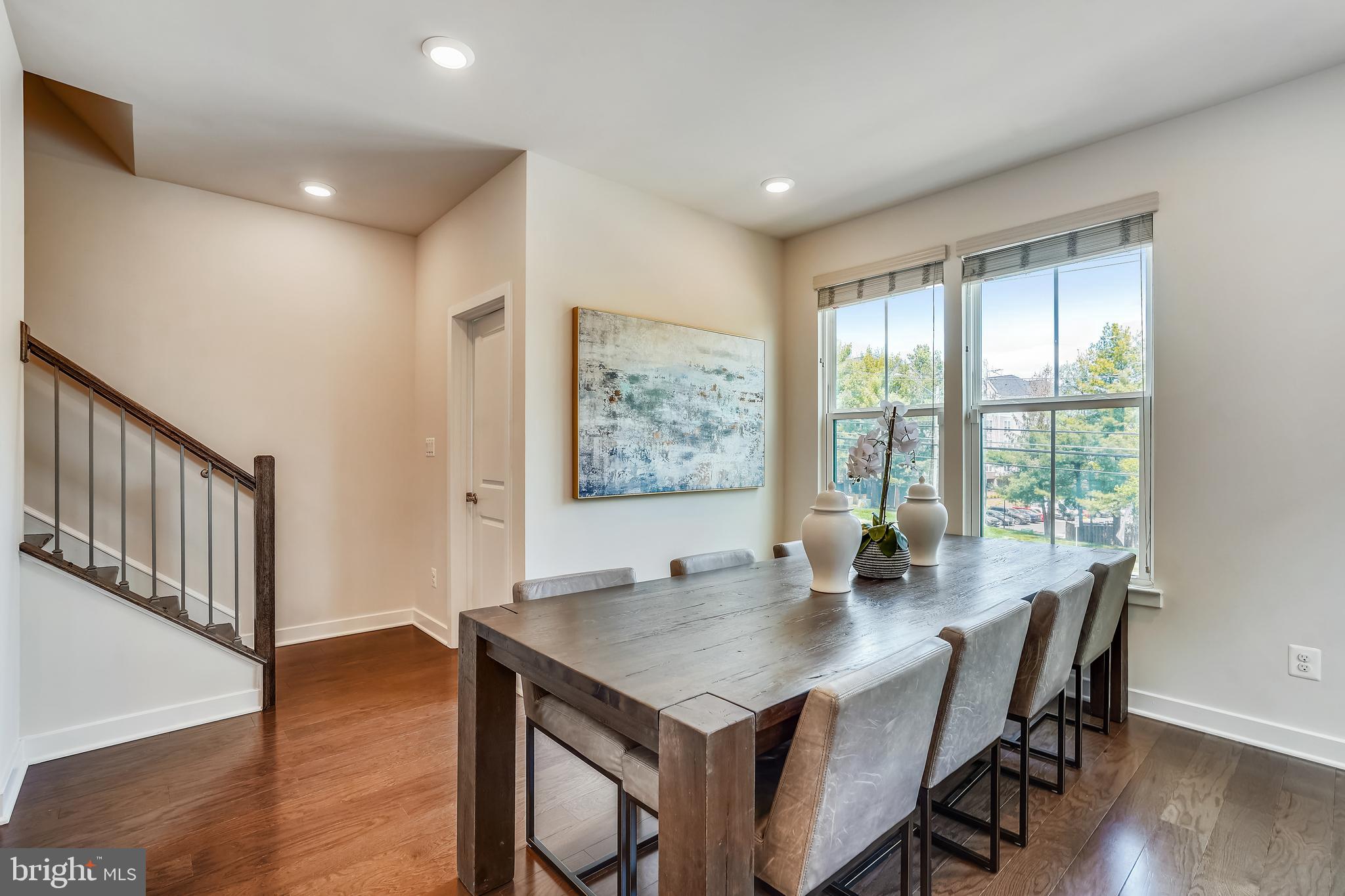 METRO ROW - Residential