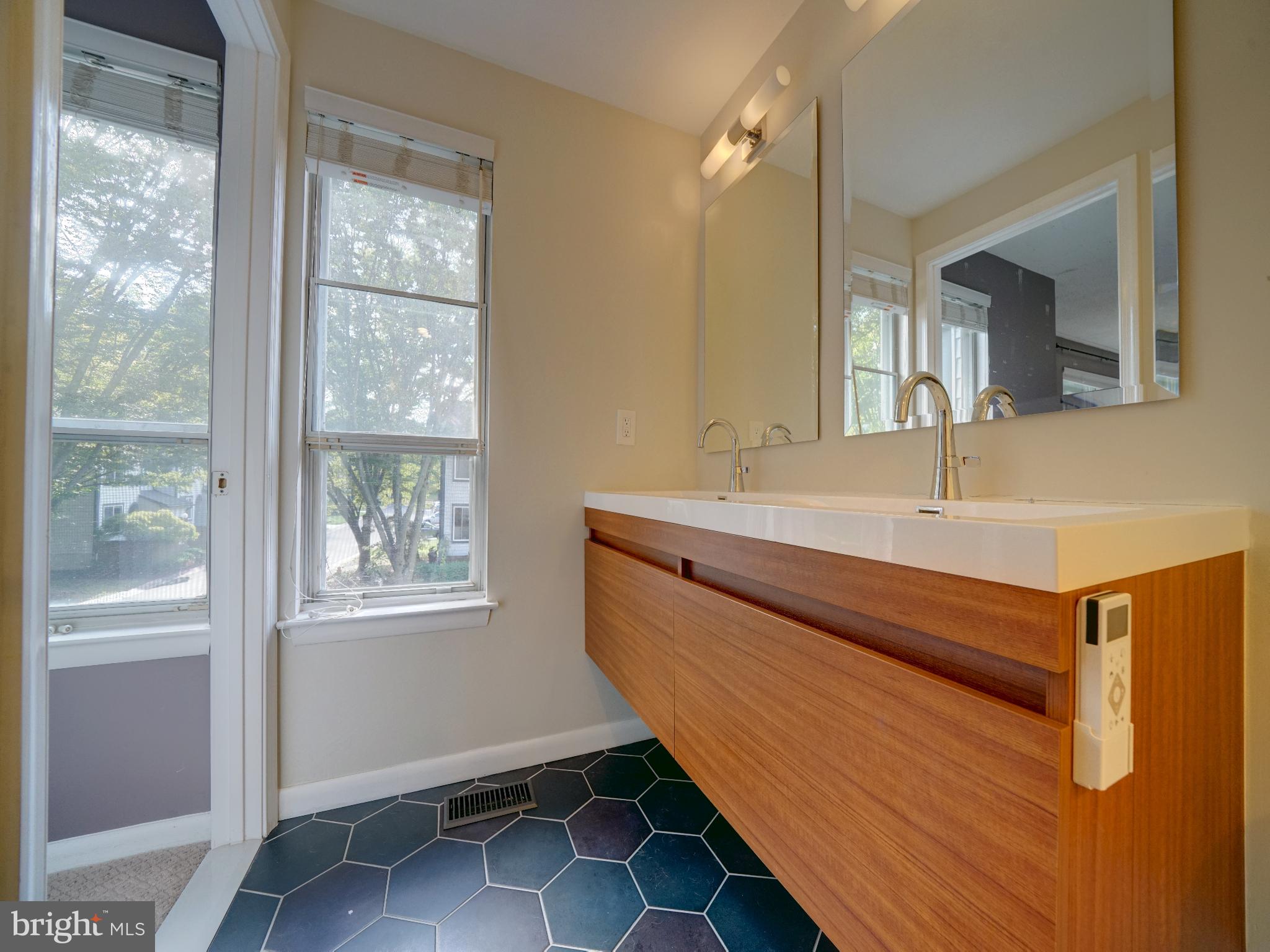 TOWN CENTER - Residential Lease