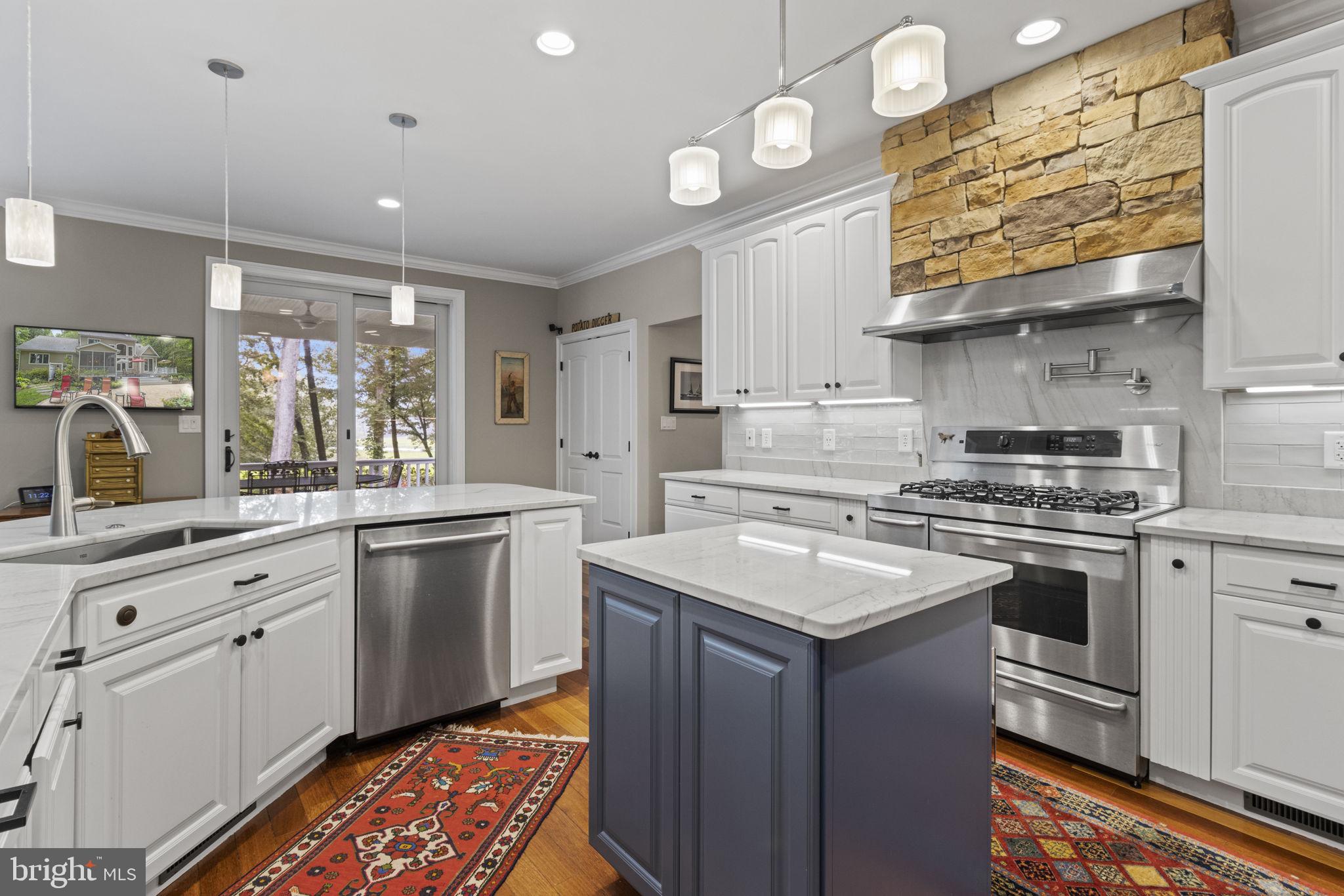 COLLINS POINT - Residential