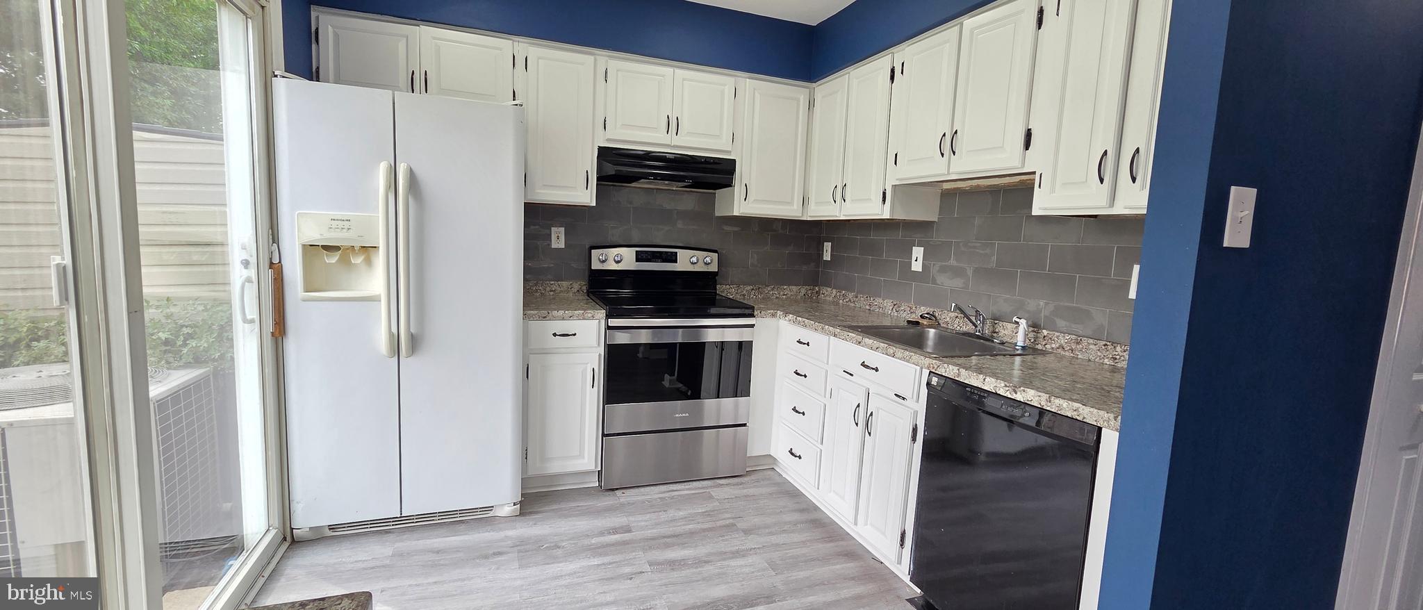 COUNTY DOWNE - Residential Lease