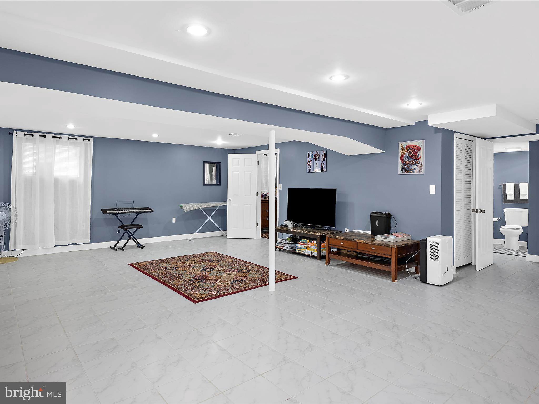 QUEENS PARK - Residential