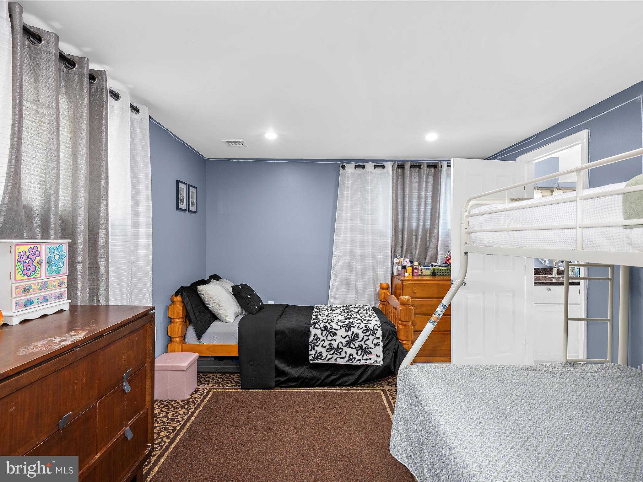 QUEENS PARK - Residential