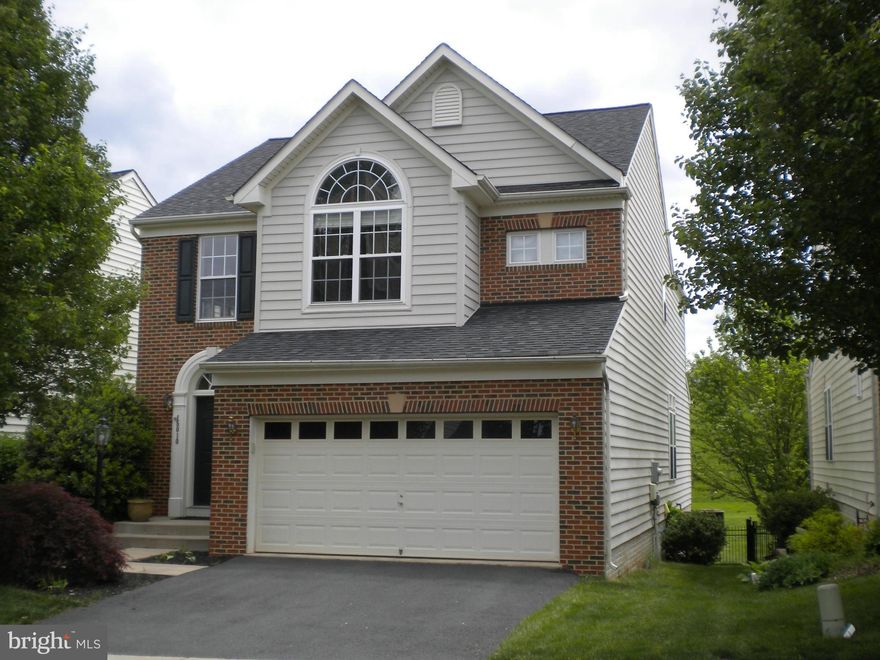 Unique opportunity, inviting open floor plan, island kitchen, 4 bedroom, loaded with extra $$$ features.  Best deal in Piedmont.  2 story foyer, tray ceiling in dinning & master, study w/french door, upgraded cabinets, island with cook top & pantry.  Hardwood, recent carpets, fireplace, Trex deck looks at beautiful common area & fenced yard.  Rec-room w/walk out and roughed in full bath