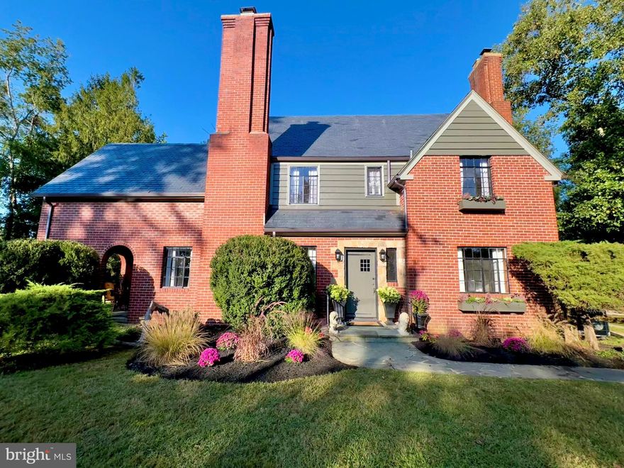 DEAR AGENTS AND PROSPECTIVE BUYERS - SINCERE THANKS FOR RECENT INTEREST IN THE PURCHASE OF 515 MOUNT SALEM AVENUE.  IF CONSIDERING MAKING AN OFFER TO PURCHASE THIS ONE-OF-A-KIND AND BEAUTIFUL HOME, PLEASE NOTE THAT, GIVEN SELLER CONSTRAINTS, ONLY OFFERS WITH AN ABILITY TO SETTLE AND CLOSE ON OR PRIOR TO NOVEMBER 25TH, 2025, WILL BE CONSIDERED.  BEST REGARDS --
 Whether you are looking for a relaxing weekend sanctuary or a full-time residence, this exquisitely built historic in-town home on one of the prettiest streets in beautiful “Little Washington,” Virginia, has it all. Nestled on a spacious one-acre parcel, this elegant American Arts & Crafts/Tudor Revival home was built to last. With a genuine slate roof, copper gutters, hardwood floors, and many unique and historic touches, this lovely home has been meticulously restored with all the modern conveniences— including new plumbing, upgraded electrical, and a new HVAC system (heat pump with oil backup)—while maintaining its original quaint charm. Mullioned windows are strategically placed to capture sunlight and views of nearby rolling Piedmont hills; two original working fireplaces grace the tasteful front rooms; and many other unique features must be seen to be appreciated. Minutes to the Shenandoah National Park, beautiful wineries, and other attractions (and just two blocks from the Michelin-rated “Inn at Little Washington”), it is only 1 hour to Dulles Airport. Full Internet access offers excellent work-at-home potential as a weekend getaway or happy full-time home.

EEOC - OWNER LICENSED REAL ESTATE AGENT.