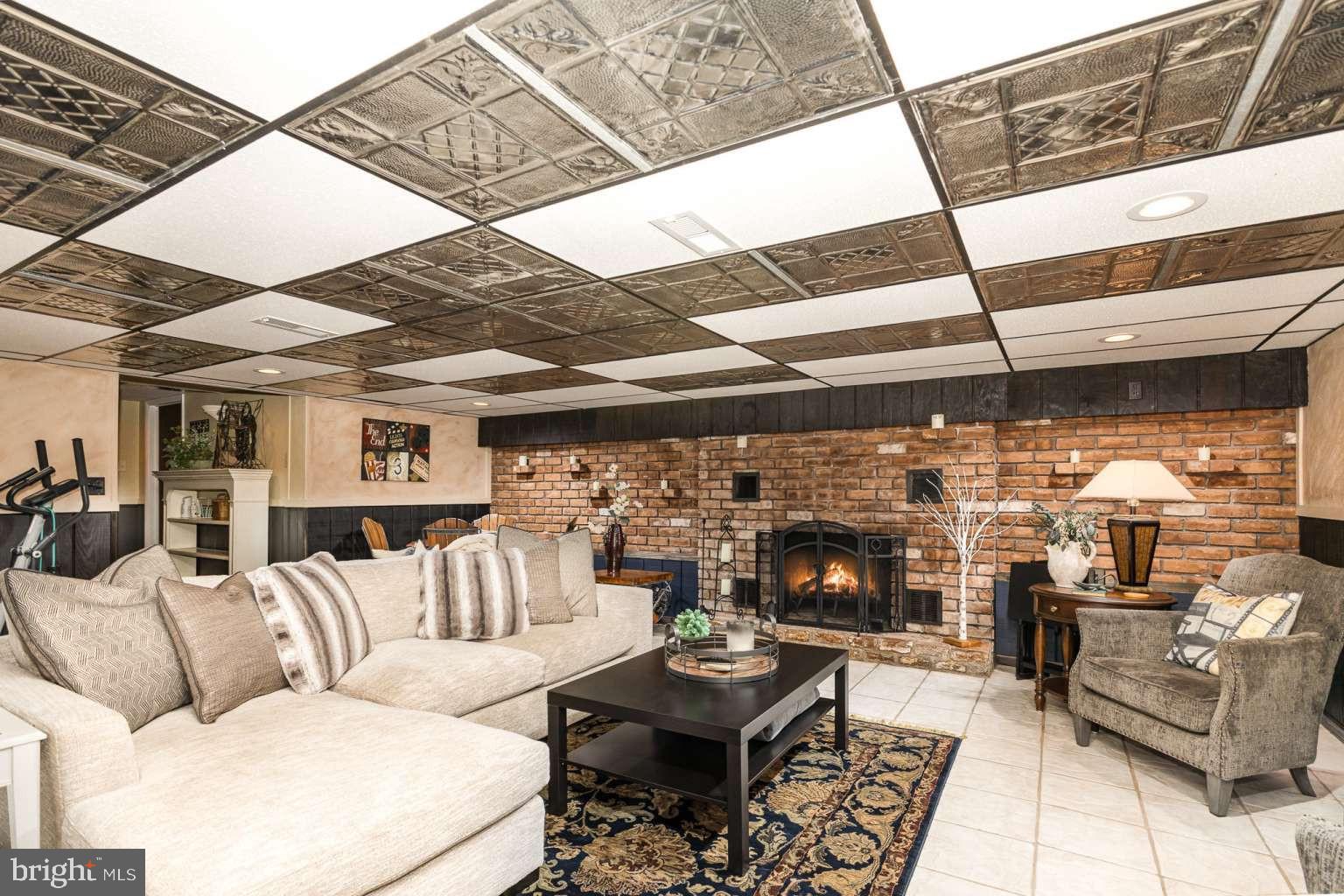 COUNTRY CLUB ESTATES - Residential