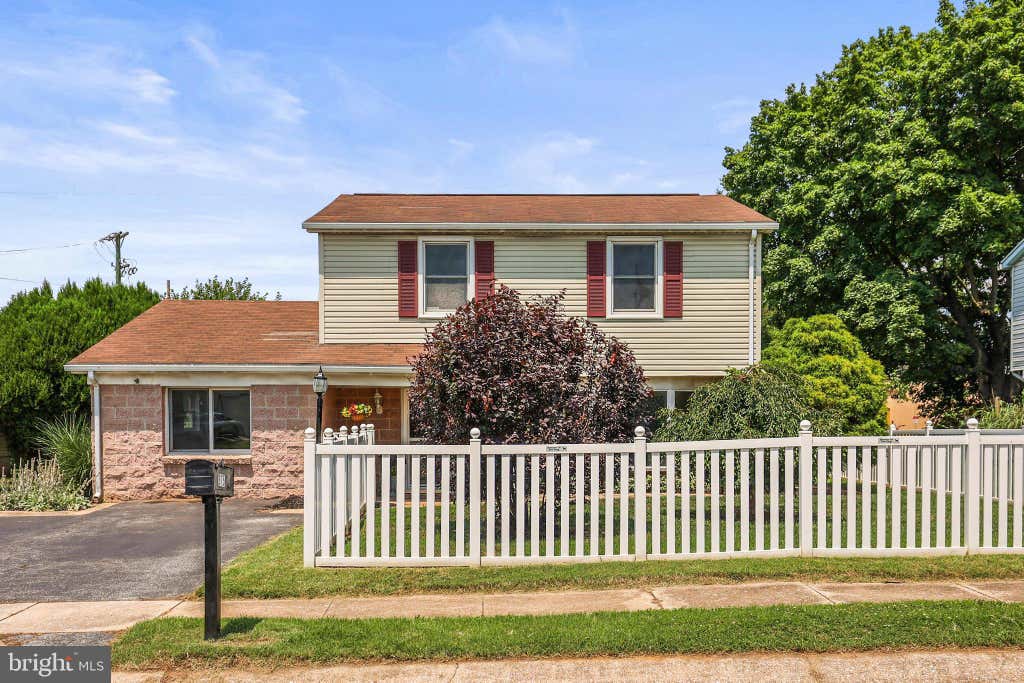 Photo of 975 Marbrook Lane, YORK, PA 17404 (MLS # PAYK2107638)