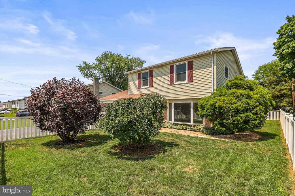 Photo of 975 Marbrook Lane, YORK, PA 17404 (MLS # PAYK2107638)